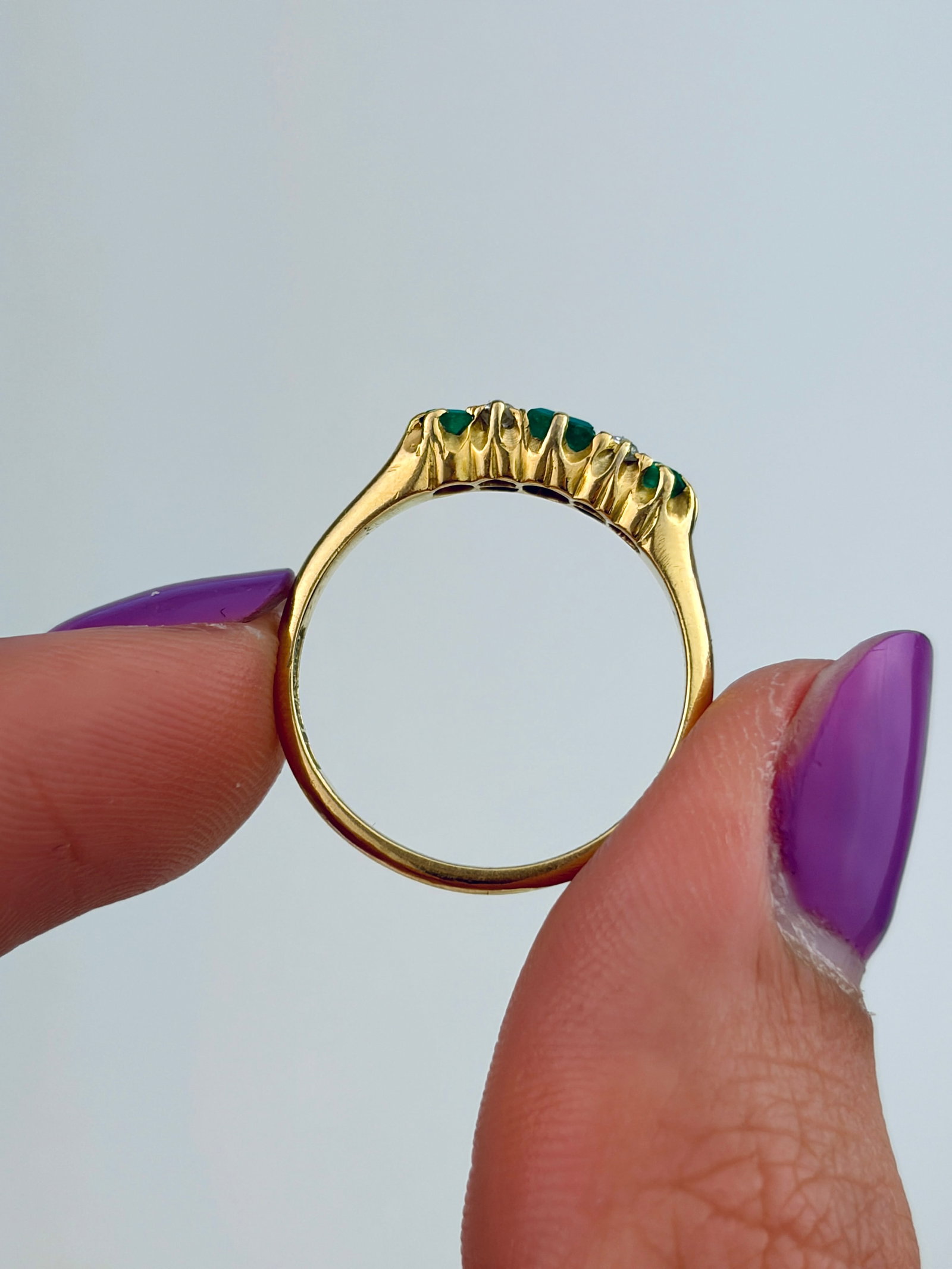 ANTIQUE 18CT YELLOW GOLD EMERALD AND DIAMOND 5 STONE RING - 6