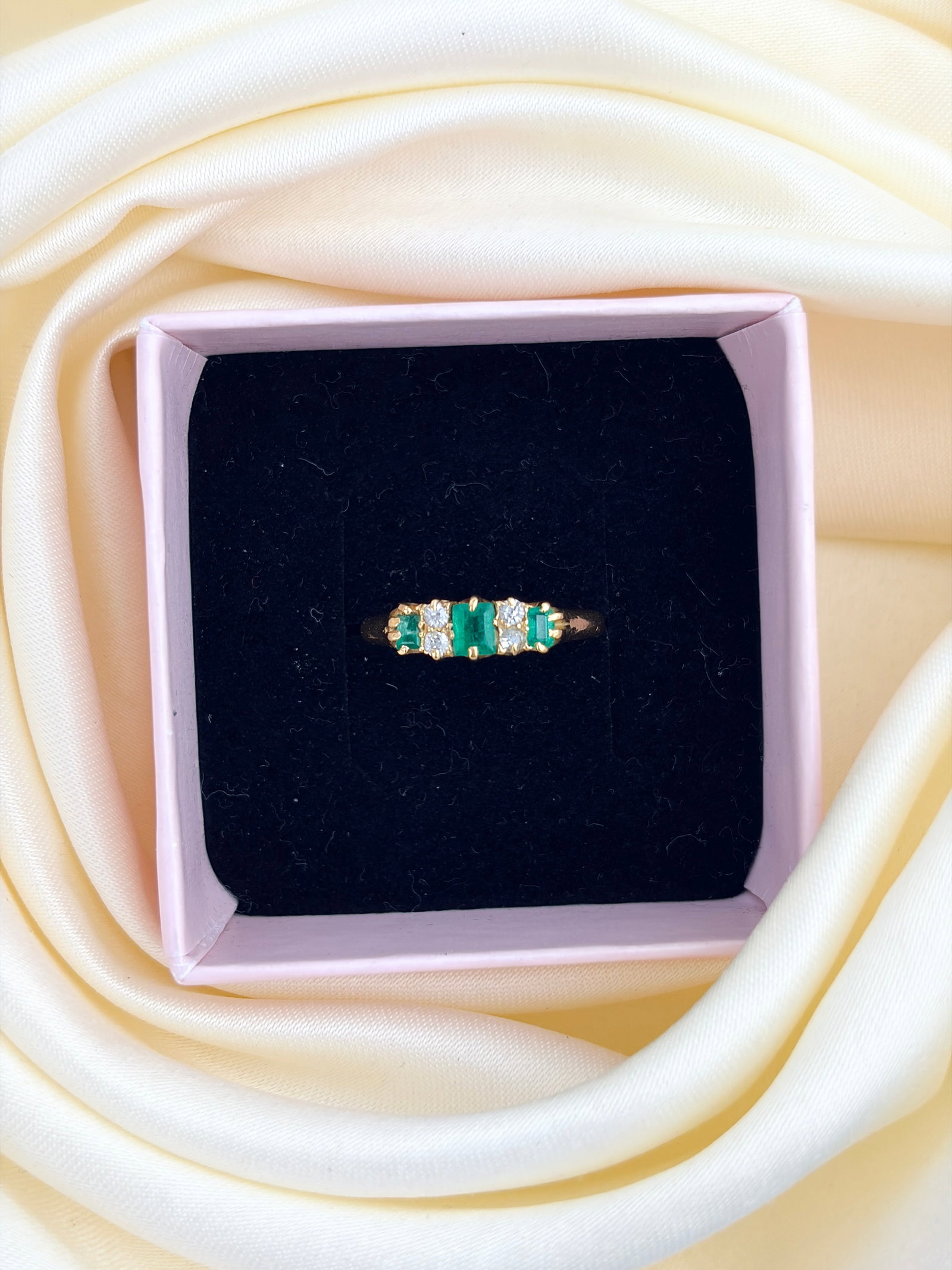 ANTIQUE 18CT YELLOW GOLD EMERALD AND DIAMOND 5 STONE RING - 7