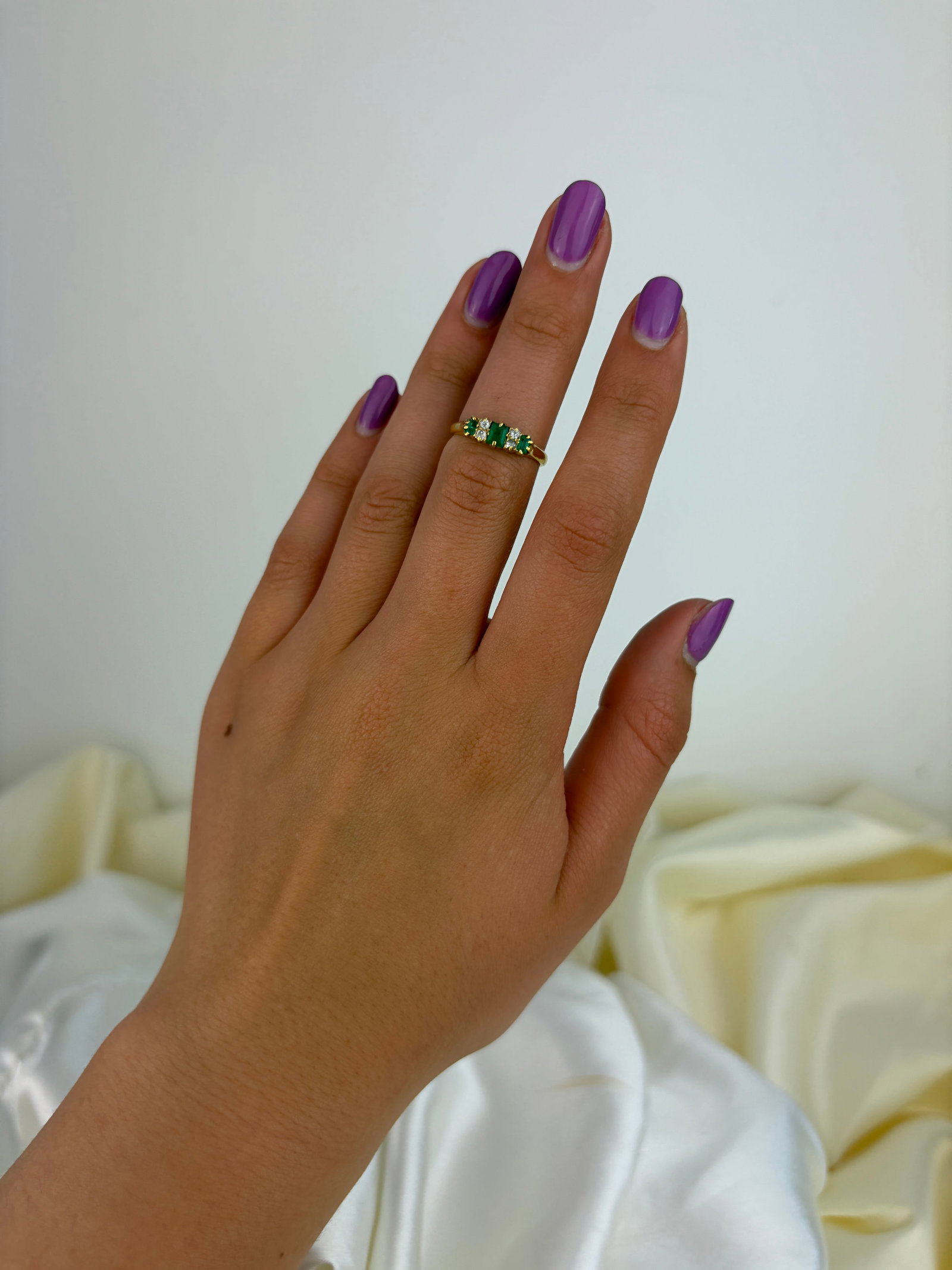 ANTIQUE 18CT YELLOW GOLD EMERALD AND DIAMOND 5 STONE RING - 8