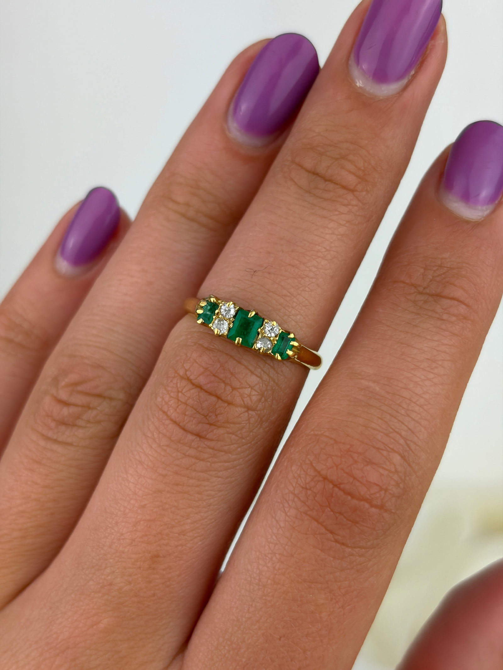 ANTIQUE 18CT YELLOW GOLD EMERALD AND DIAMOND 5 STONE RING - 9