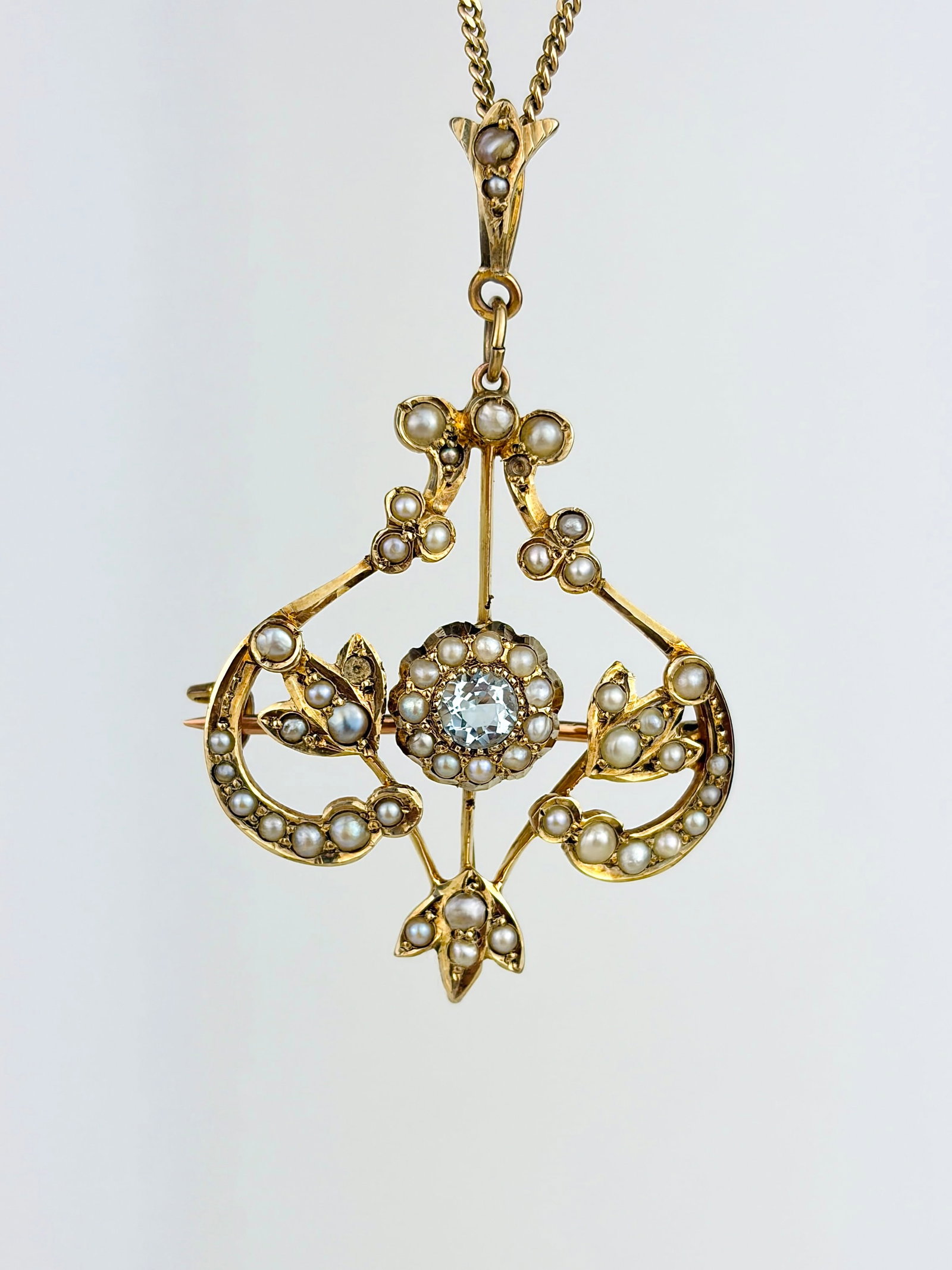 Antique 9ct Yellow Gold Ornate Aquamarine and Pearl Pendant/Brooch: Antique 9ct Yellow Gold Ornate Aquamarine and Pearl Pendant/Brooch Exquisite design! Weight: 4.95g Size: 46x29x6mm Materials: 9ct gold, pearl, aquamarine Hallmarks: stamped 9ct Condition: very