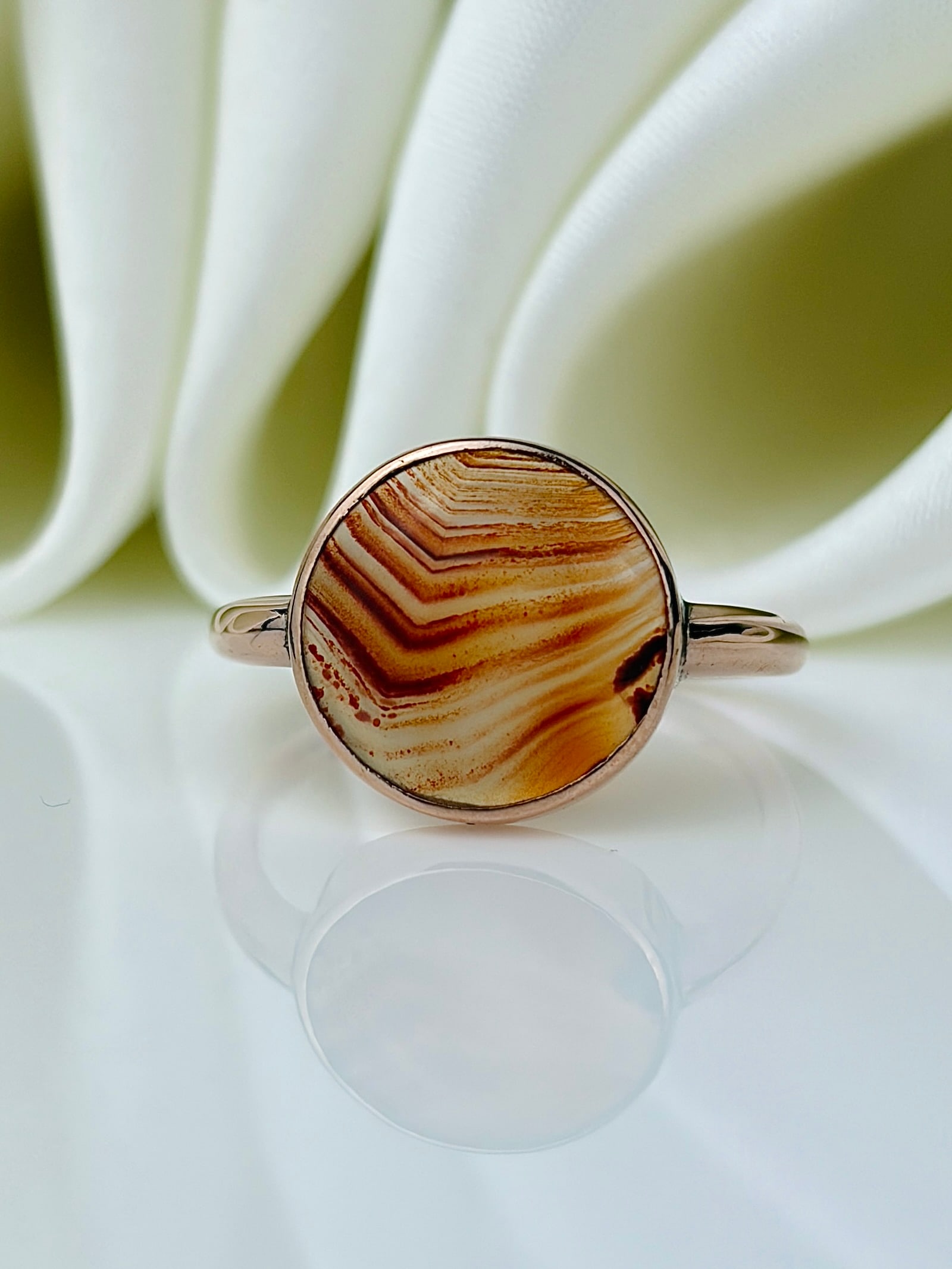 ANTIQUE 9CT YELLOW GOLD BANDED AGATE ROUND RING: ANTIQUE 9CT YELLOW GOLD BANDED AGATE ROUND RING Such a fun ring!