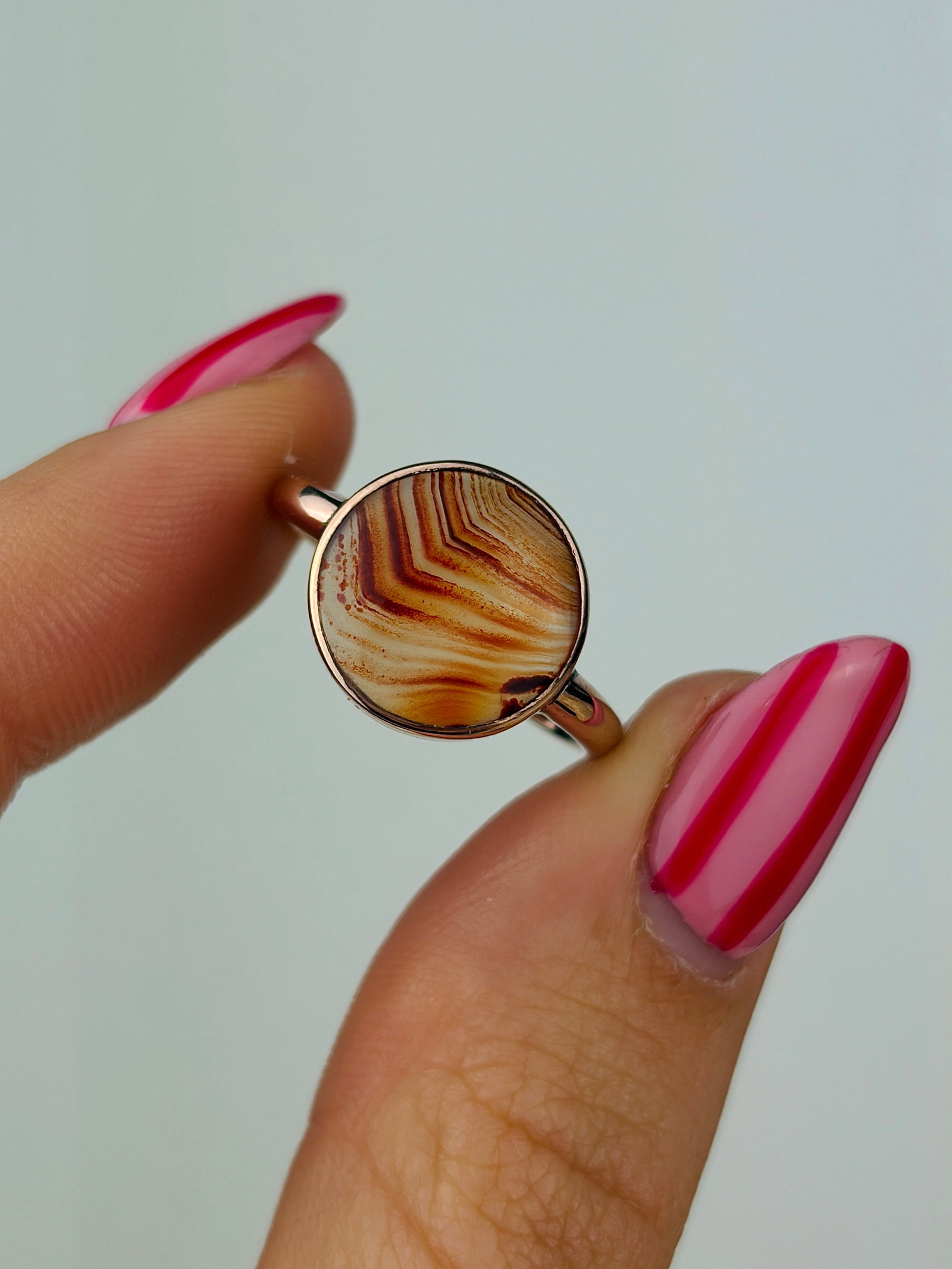 ANTIQUE 9CT YELLOW GOLD BANDED AGATE ROUND RING - 5