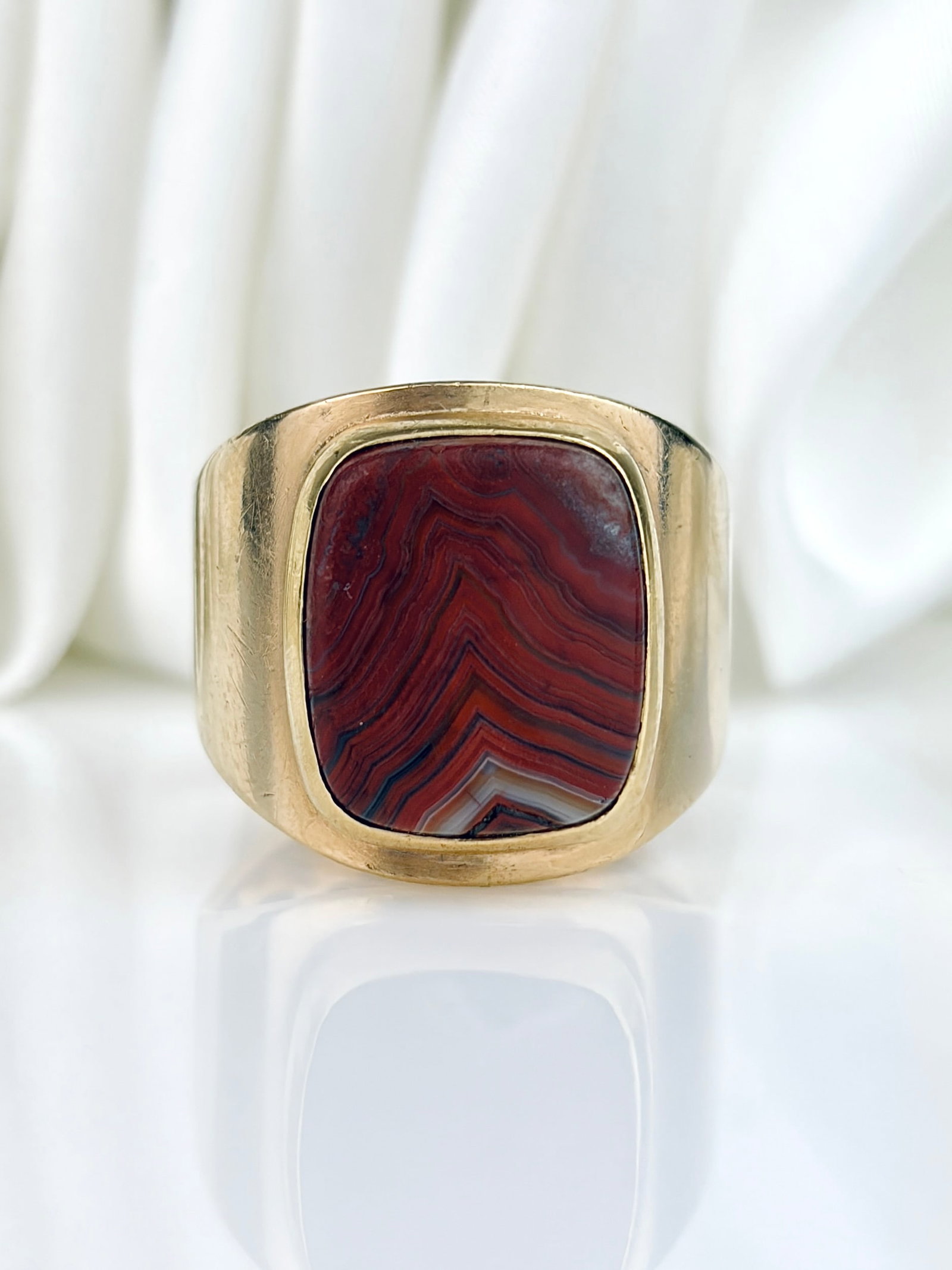 Vintage 14ct Yellow Gold Wide Banded Agate Ring: Vintage 14ct Yellow Gold Wide Banded Agate Ring Amazing chunky ring featuring the prettiest orange toned banded agate!