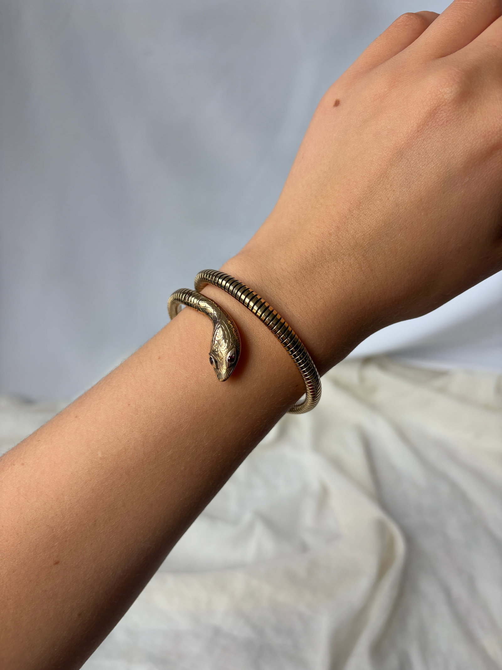VINTAGE 9CT YELLOW GOLD COILED SNAKE BANGLE BRACELET WITH RUBY EYES - 10