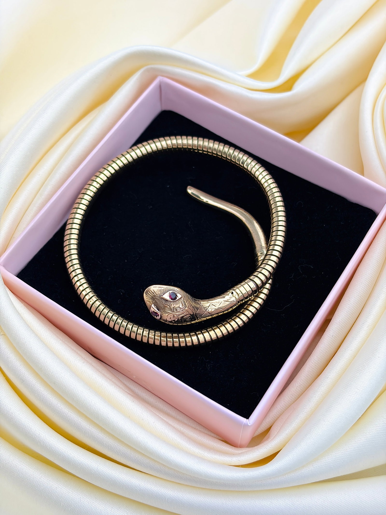 VINTAGE 9CT YELLOW GOLD COILED SNAKE BANGLE BRACELET WITH RUBY EYES - 8