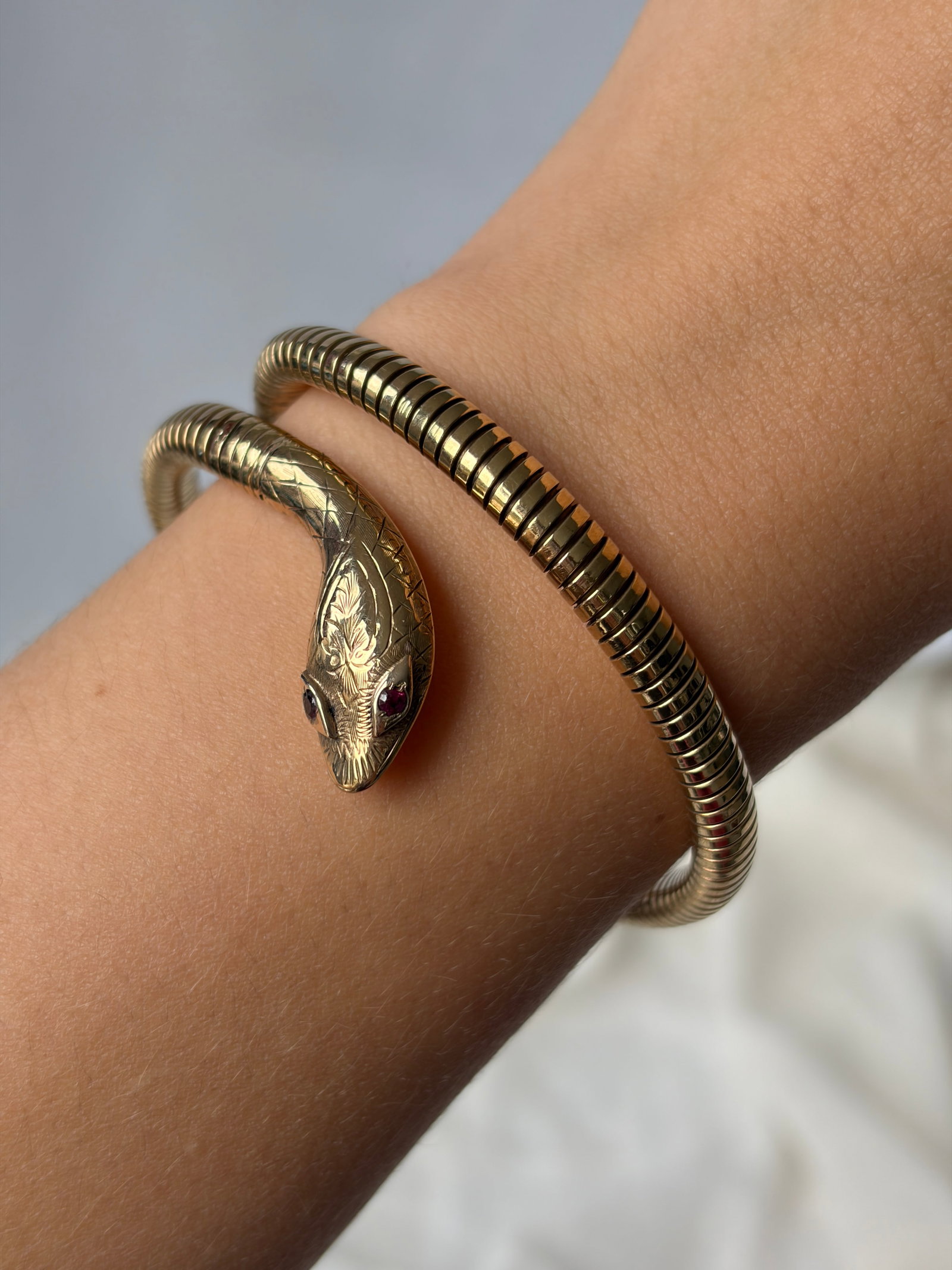 VINTAGE 9CT YELLOW GOLD COILED SNAKE BANGLE BRACELET WITH RUBY EYES - 9