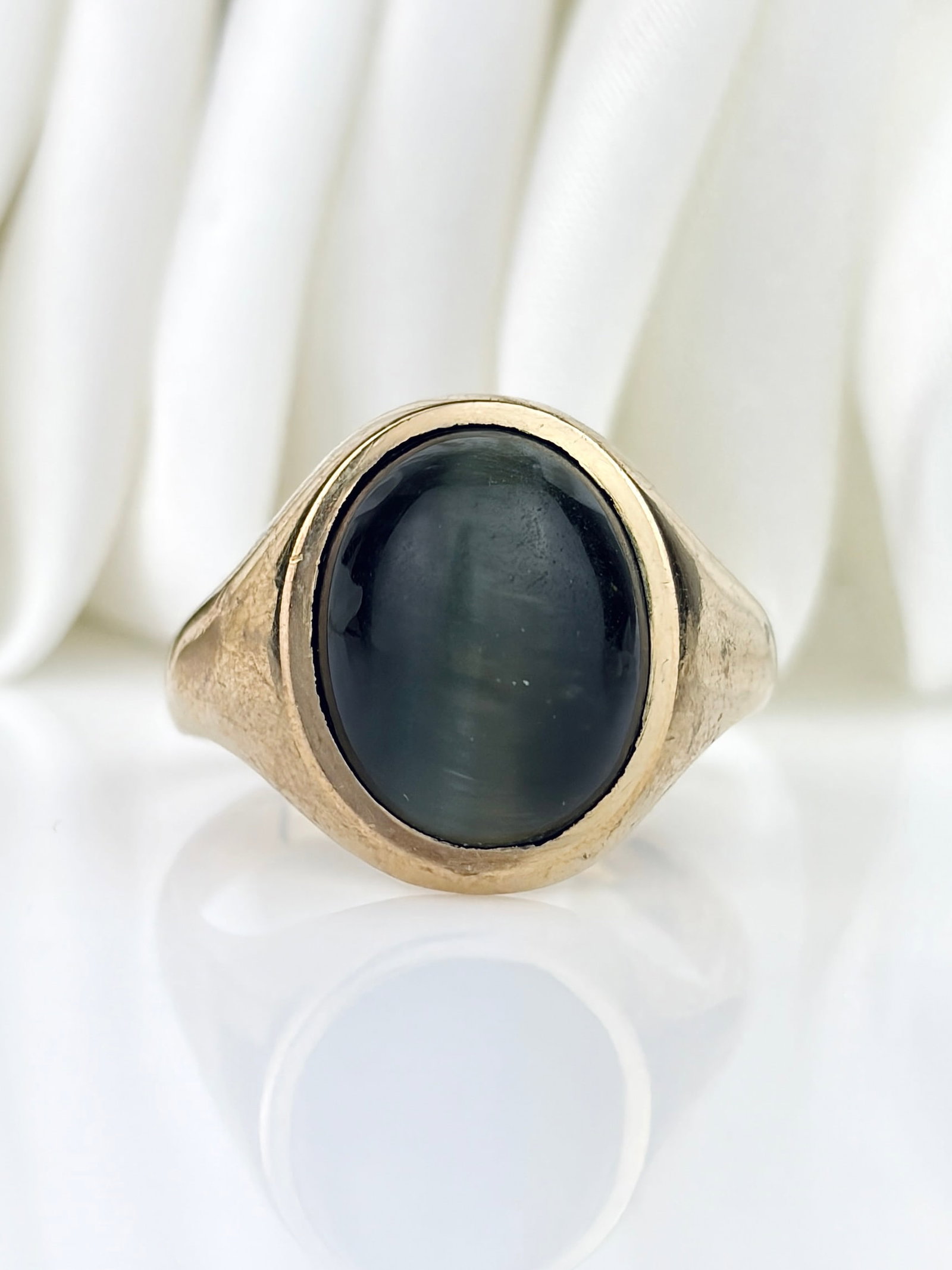 Vintage 9ct Yellow Gold Chrysoberyl Catseye Signet Ring: Vintage 9ct Yellow Gold Chrysoberyl Catseye Signet Ring Amazing dark stone ring that changes colour in the sun!