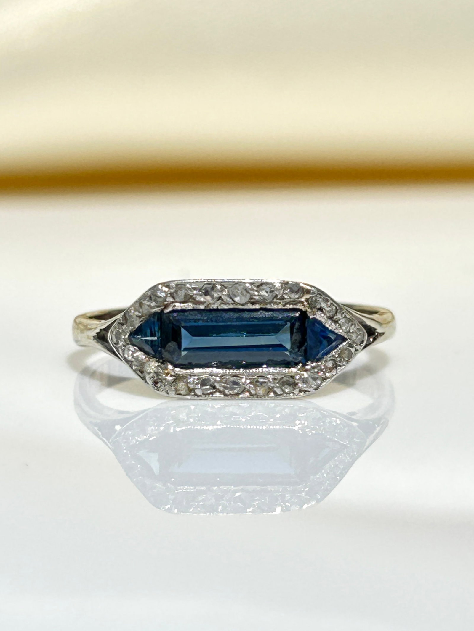 Wonderful antique art deco era sapphire and diamond panel ring in 18ct white gold: Wonderful antique art deco era sapphire and diamond panel ring Weight 2.7 g Ring size UK O / USA 7.5 18ct white gold Stamped 18ct Small chip - see pics 