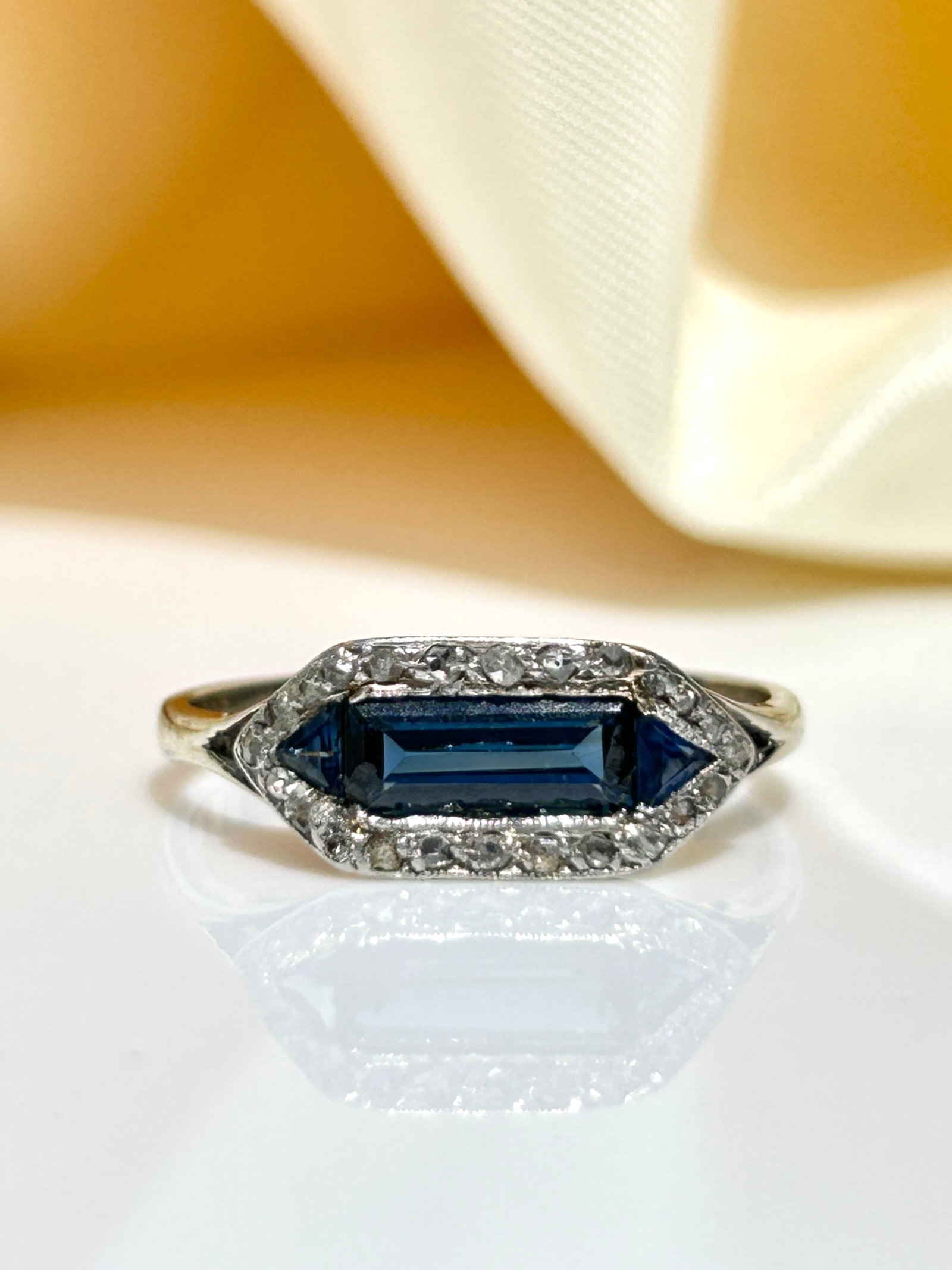 Wonderful antique art deco era sapphire and diamond panel ring in 18ct white gold - 2