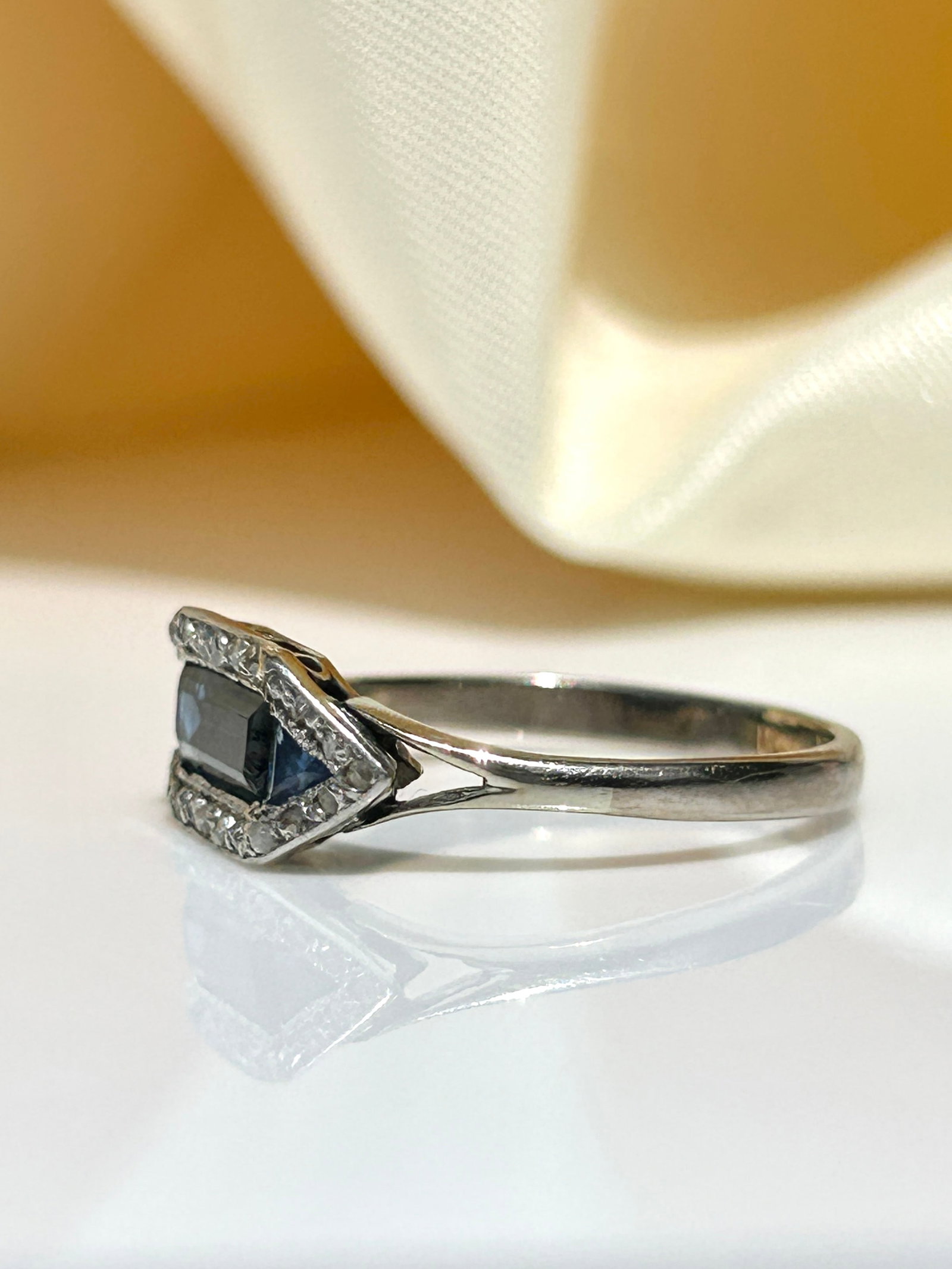 Wonderful antique art deco era sapphire and diamond panel ring in 18ct white gold - 3