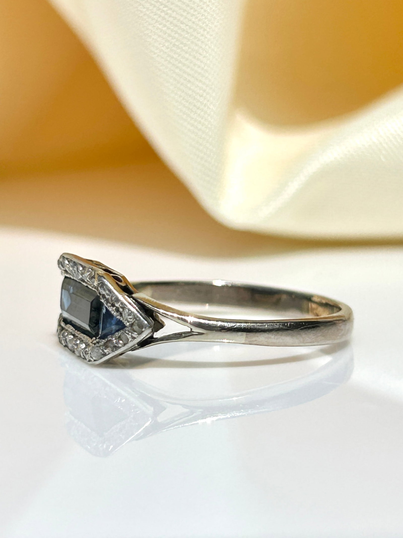 Wonderful antique art deco era sapphire and diamond panel ring in 18ct white gold - 4