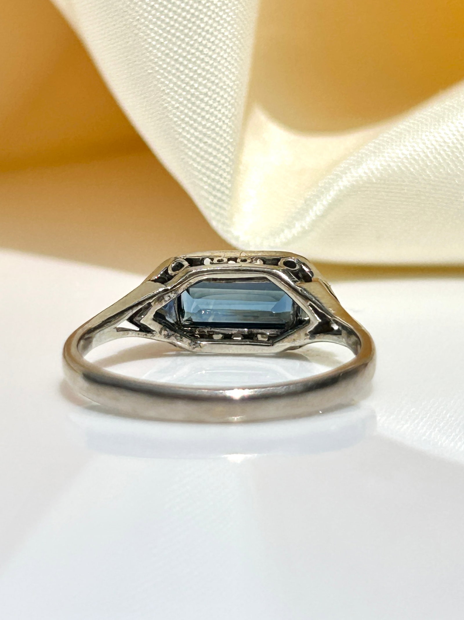 Wonderful antique art deco era sapphire and diamond panel ring in 18ct white gold - 5