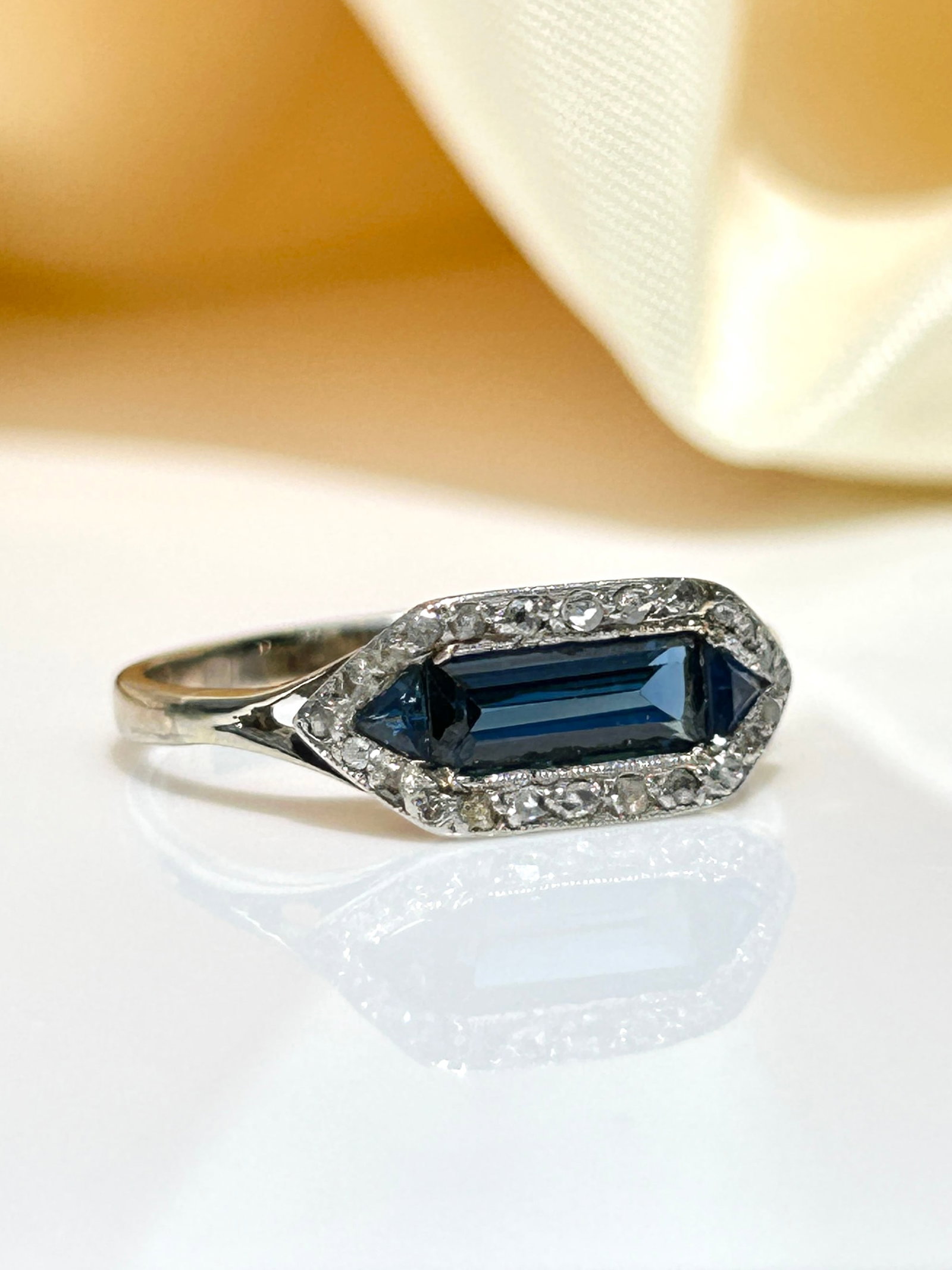 Wonderful antique art deco era sapphire and diamond panel ring in 18ct white gold - 6