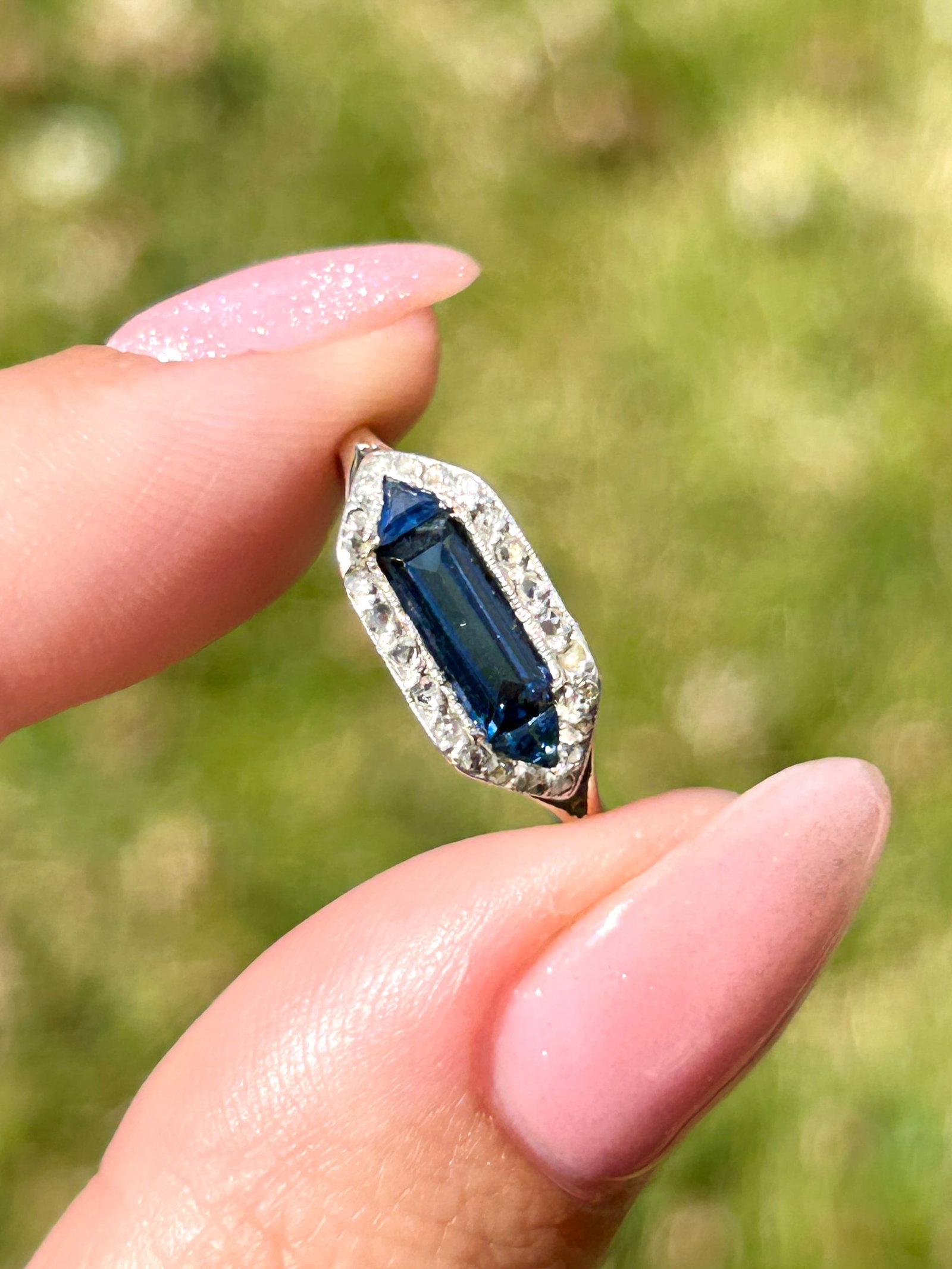Wonderful antique art deco era sapphire and diamond panel ring in 18ct white gold - 7