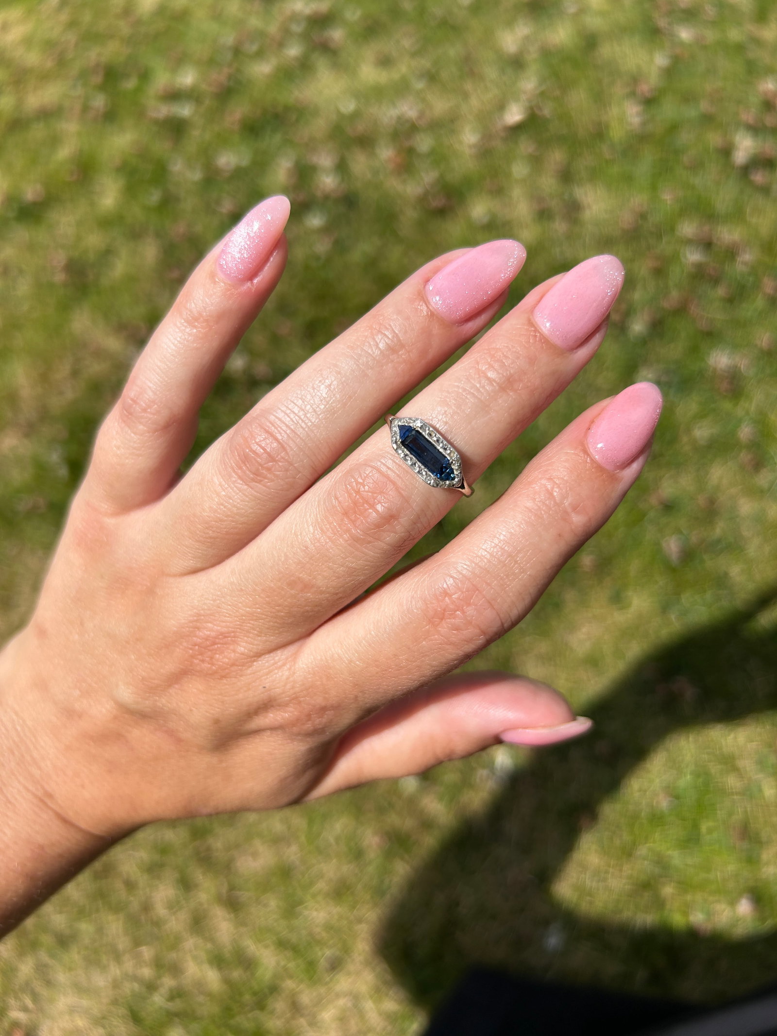 Wonderful antique art deco era sapphire and diamond panel ring in 18ct white gold - 9