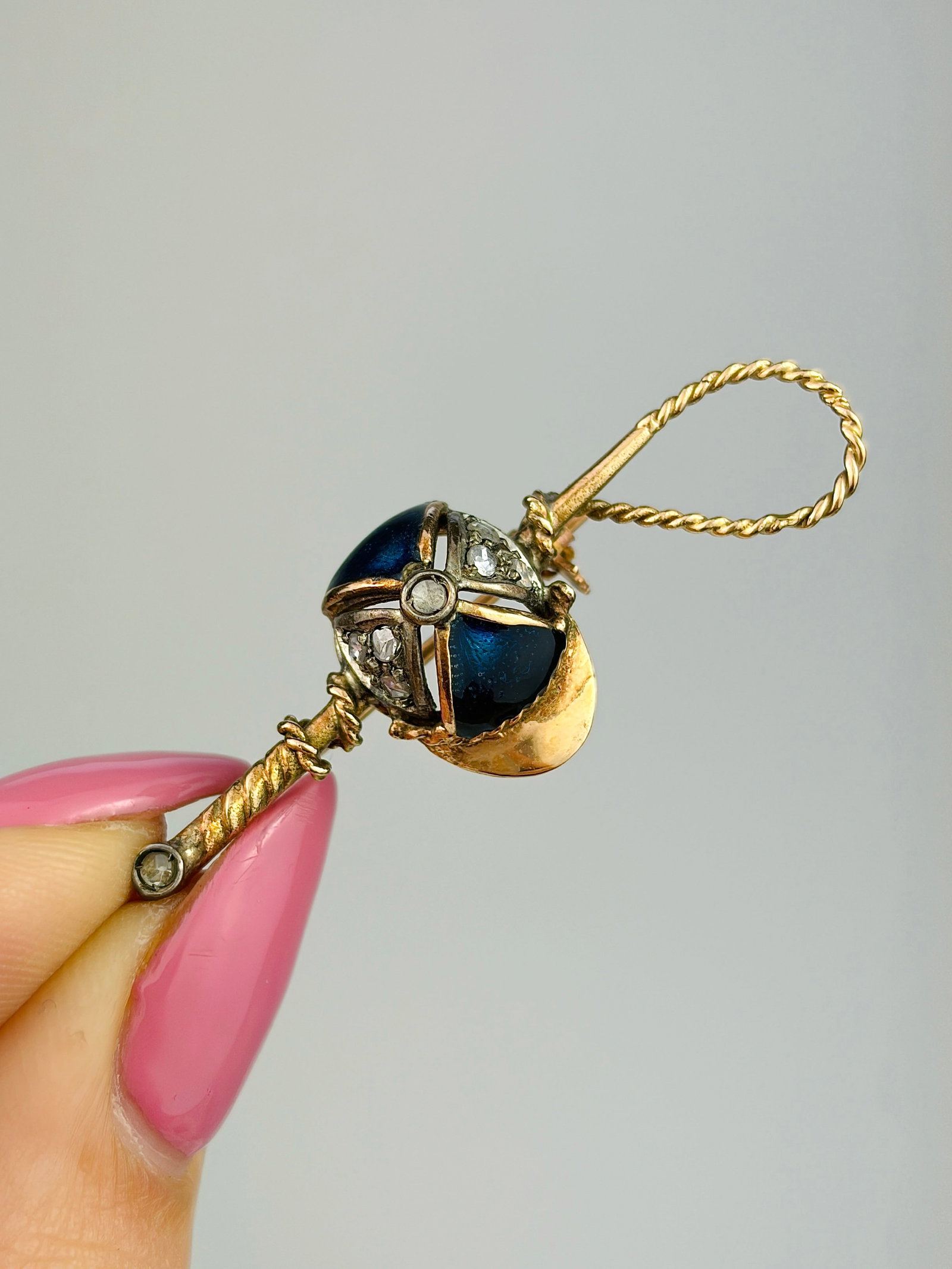 ANTIQUE 14CT YELLOW GOLD BLUE ENAMEL AND ROSE CUT DIAMOND JOCKEY HAT BROOCH: ANTIQUE 14CT YELLOW GOLD BLUE ENAMEL AND DIAMOND JOCKEY HAT BROOCH Weight: 3.22g Size: 13x40x9mm Materials: 14ct gold Hallmarks: Stamped 585 Condition: Very good overall condition. Some signs