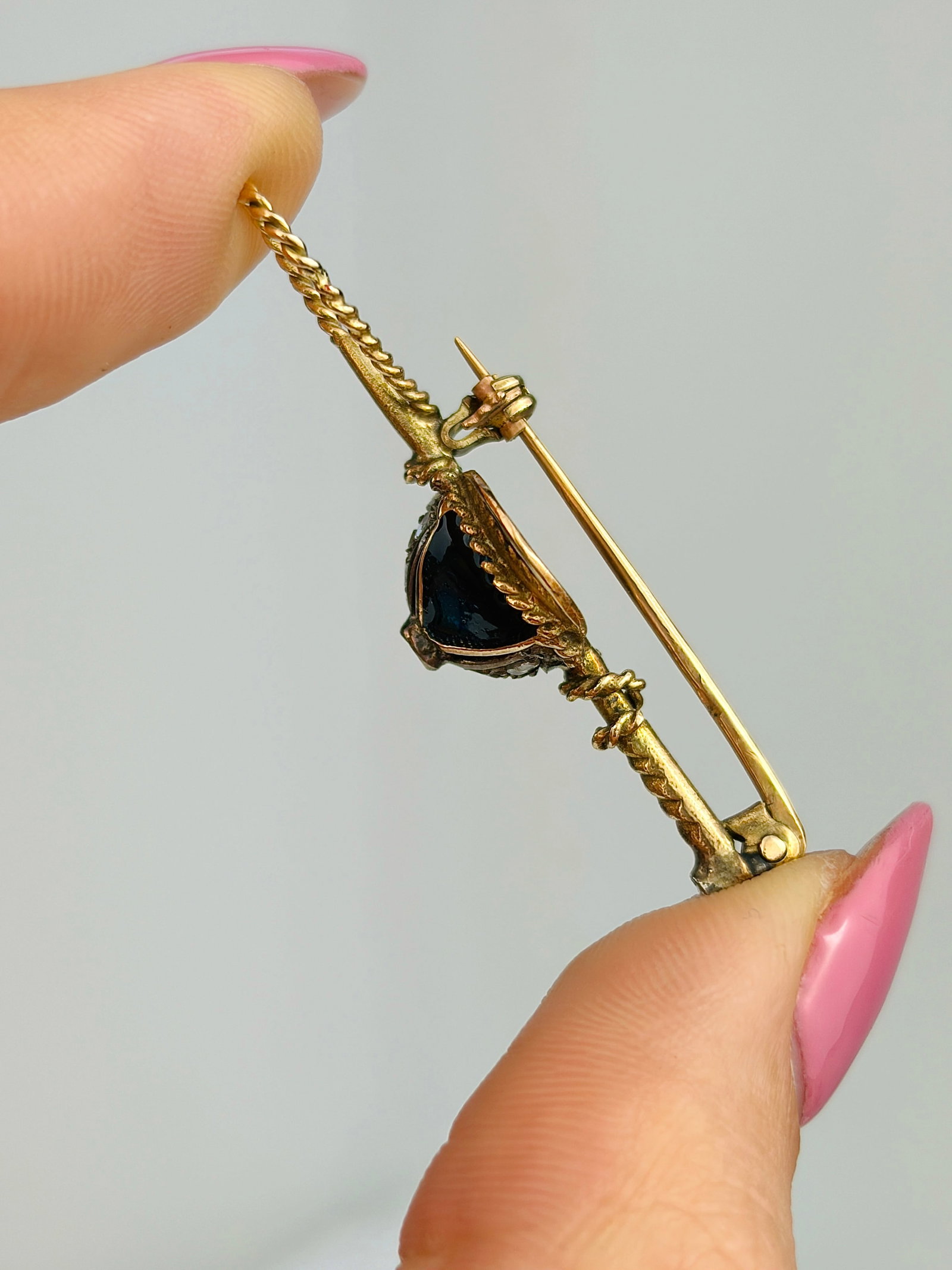 ANTIQUE 14CT YELLOW GOLD BLUE ENAMEL AND ROSE CUT DIAMOND JOCKEY HAT BROOCH - 2