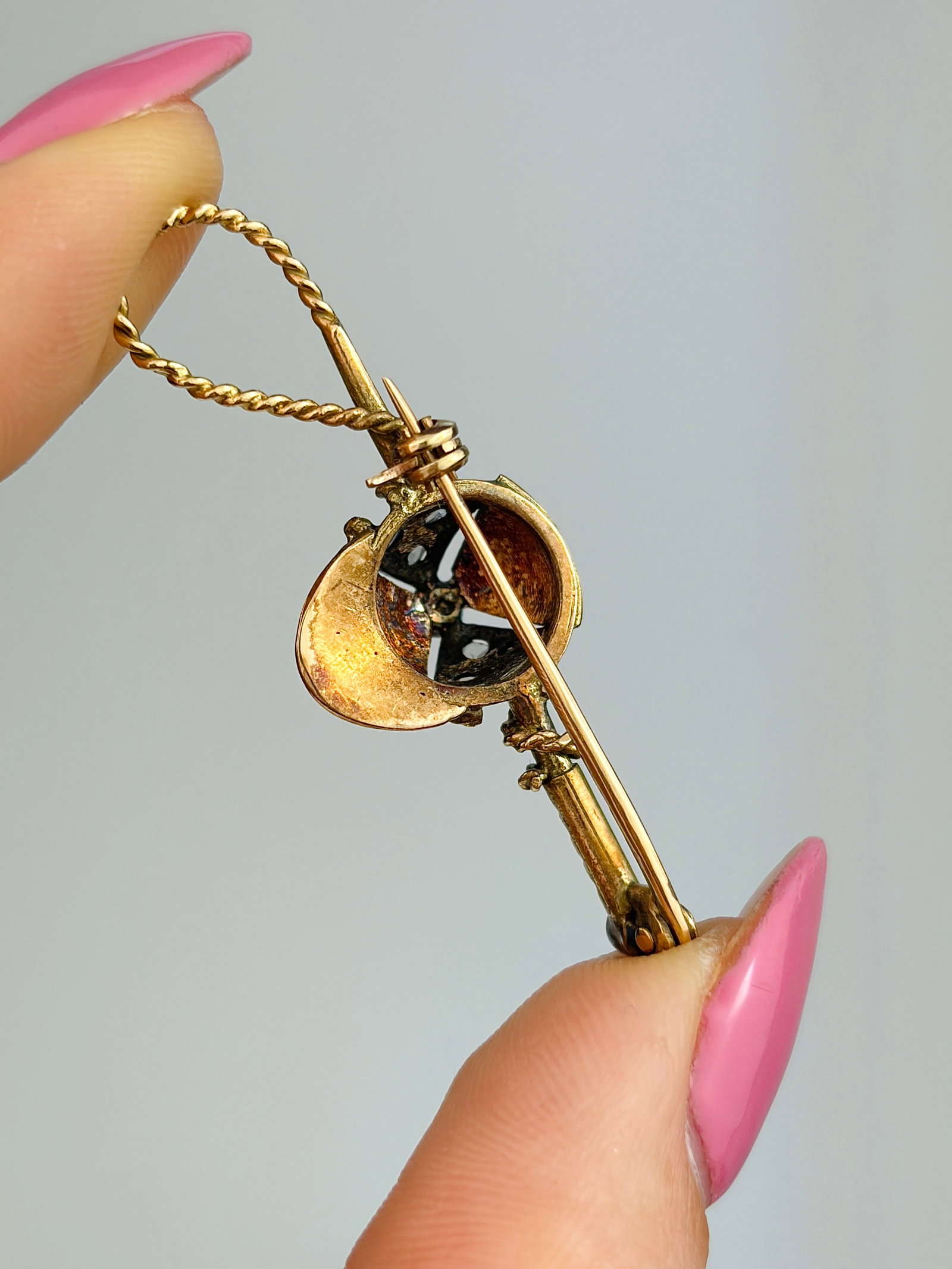 ANTIQUE 14CT YELLOW GOLD BLUE ENAMEL AND ROSE CUT DIAMOND JOCKEY HAT BROOCH - 3