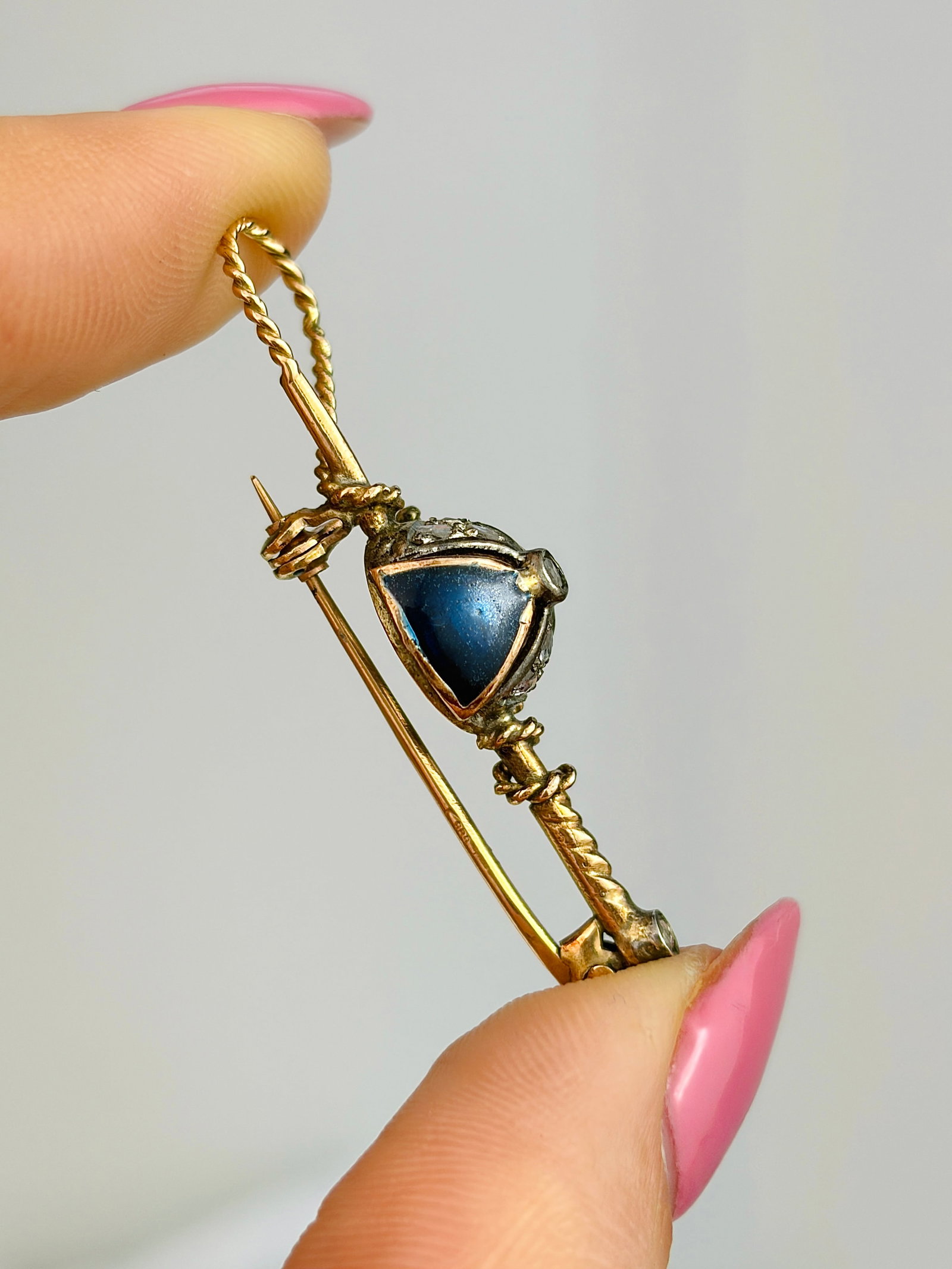 ANTIQUE 14CT YELLOW GOLD BLUE ENAMEL AND ROSE CUT DIAMOND JOCKEY HAT BROOCH - 4
