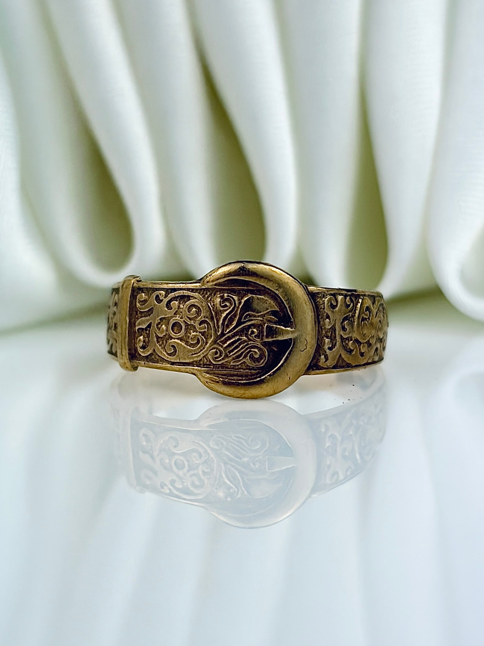 ANTIQUE 9CT GOLD ENGRAVED BUCKLE BAND RING: ANTIQUE 9CT GOLD ENGRAVED BUCKLE BAND RING Beautifully engraved ring! Weight: 1.8g Size: UK L, US 6, Width 8mm, height off finger 0.3mm Materials: 9ct gold Hallmarks: Fully hallmarked see