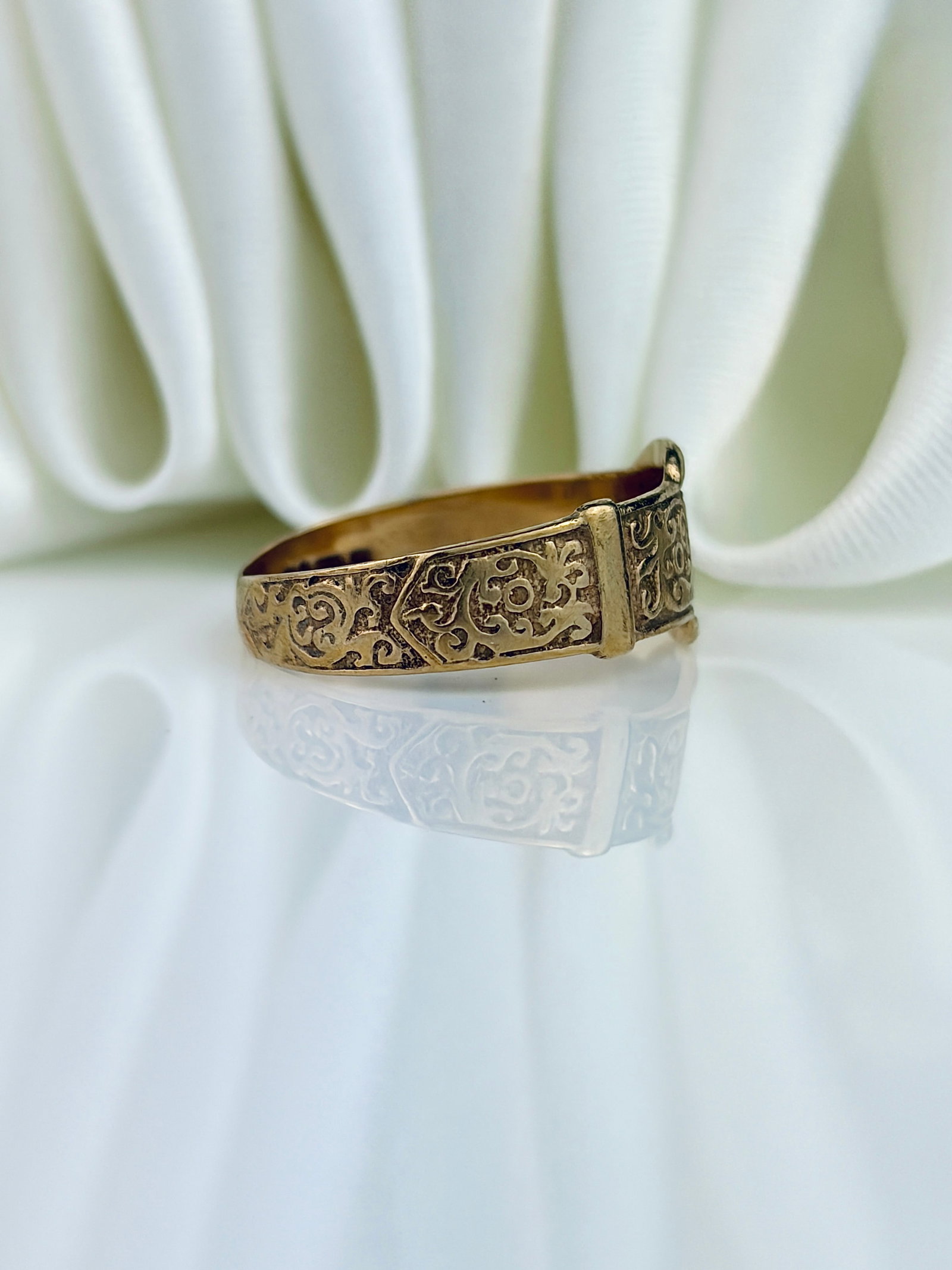 ANTIQUE 9CT GOLD ENGRAVED BUCKLE BAND RING - 2