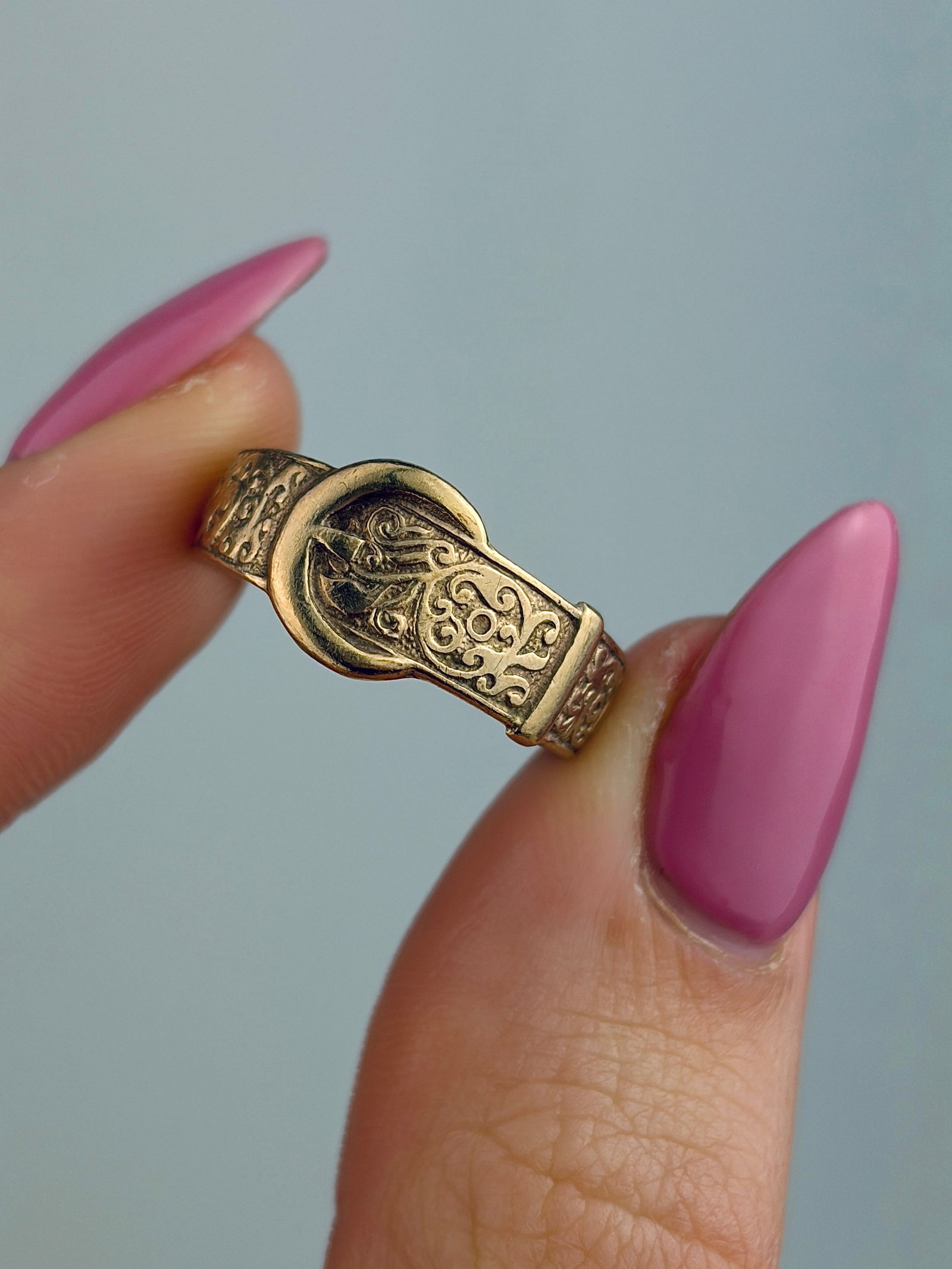 ANTIQUE 9CT GOLD ENGRAVED BUCKLE BAND RING - 5