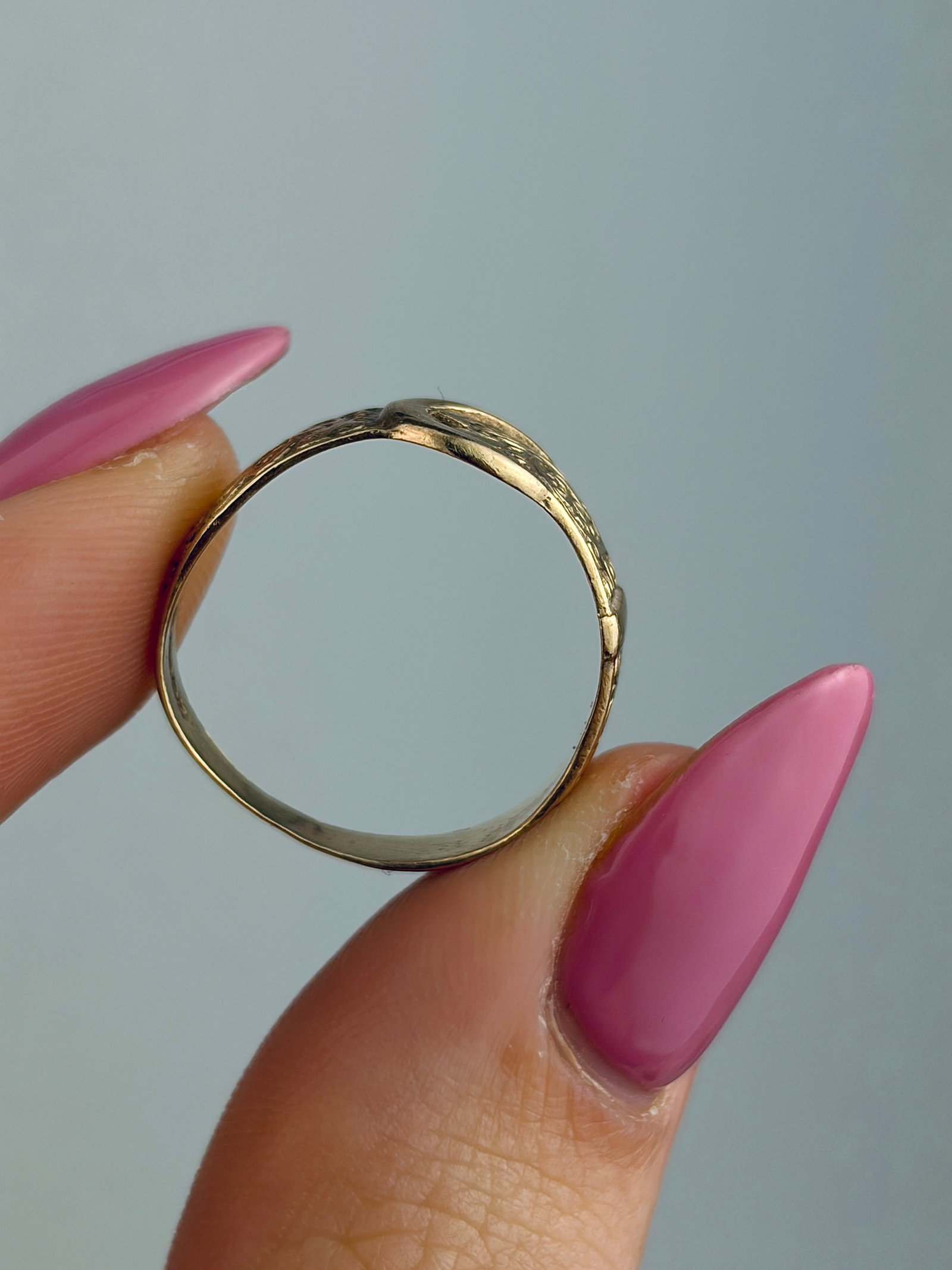 ANTIQUE 9CT GOLD ENGRAVED BUCKLE BAND RING - 6
