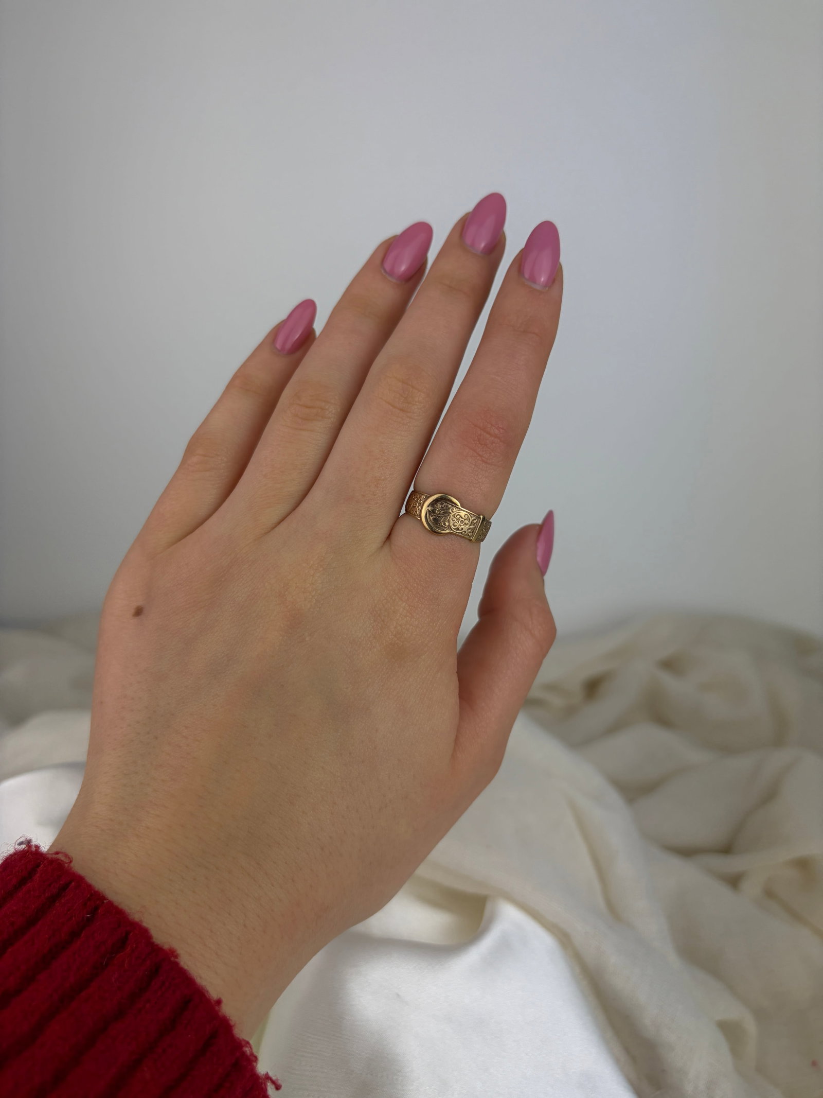 ANTIQUE 9CT GOLD ENGRAVED BUCKLE BAND RING - 7