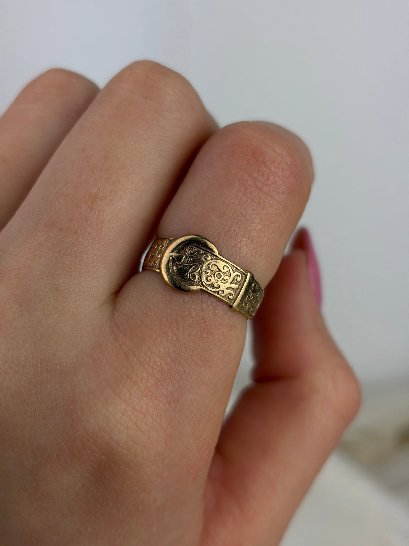 ANTIQUE 9CT GOLD ENGRAVED BUCKLE BAND RING - 8