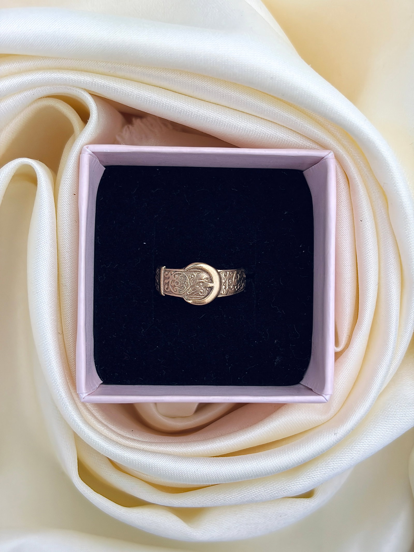 ANTIQUE 9CT GOLD ENGRAVED BUCKLE BAND RING - 9