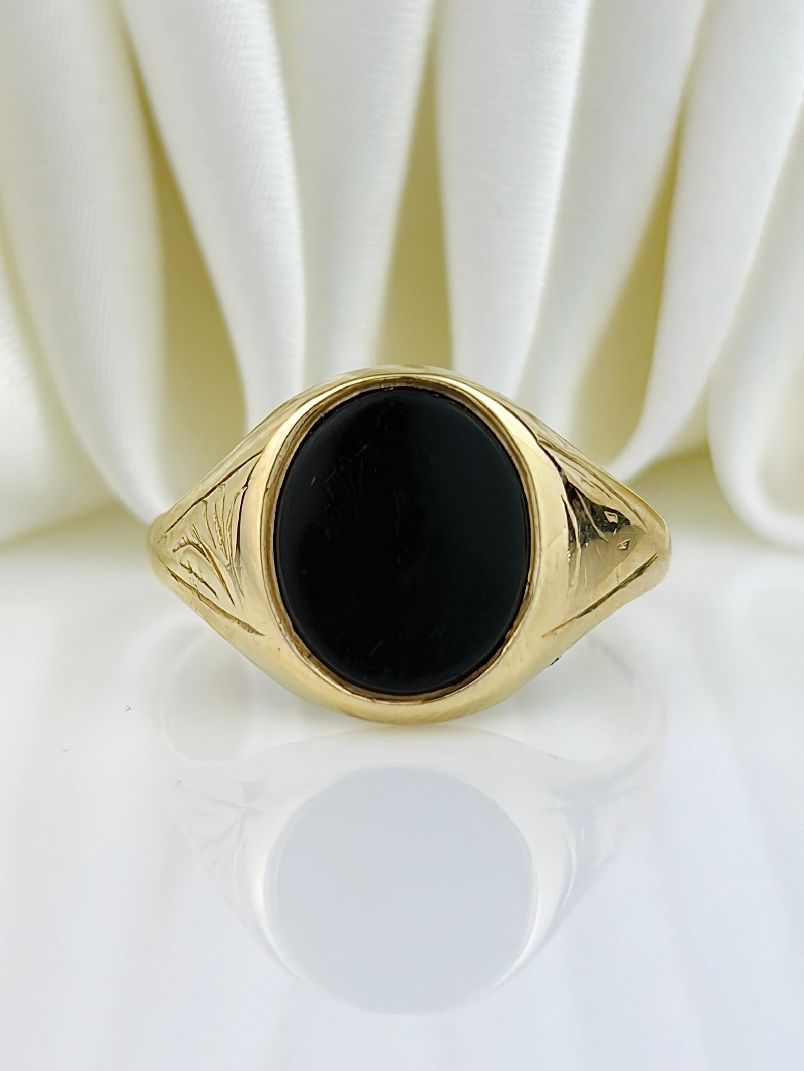 VINTAGE 9CT GOLD ONYX SIGNET RING: VINTAGE 9CT GOLD ONYX SIGNET RING Great engraved shoulders!