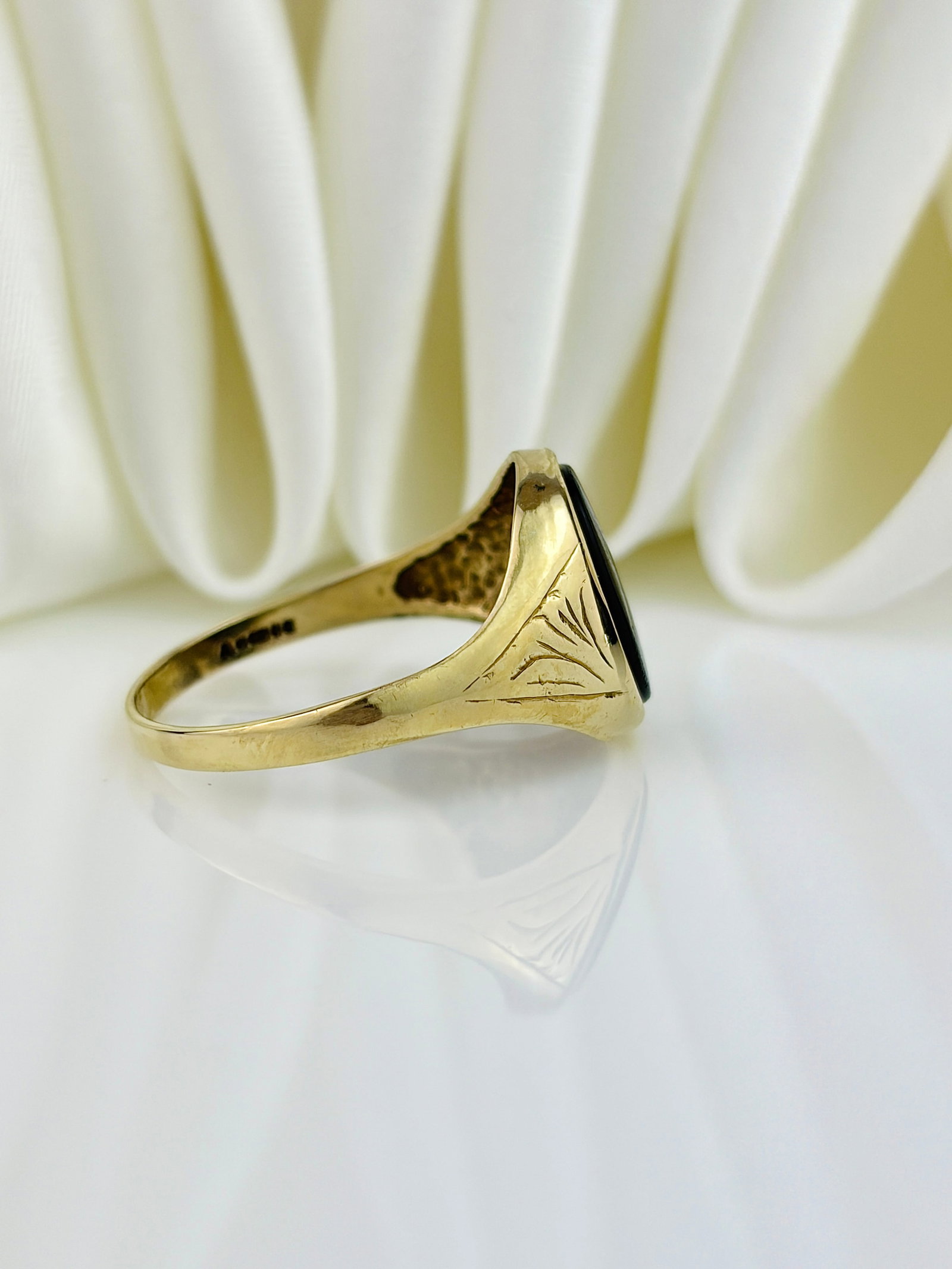 VINTAGE 9CT GOLD ONYX SIGNET RING - 2