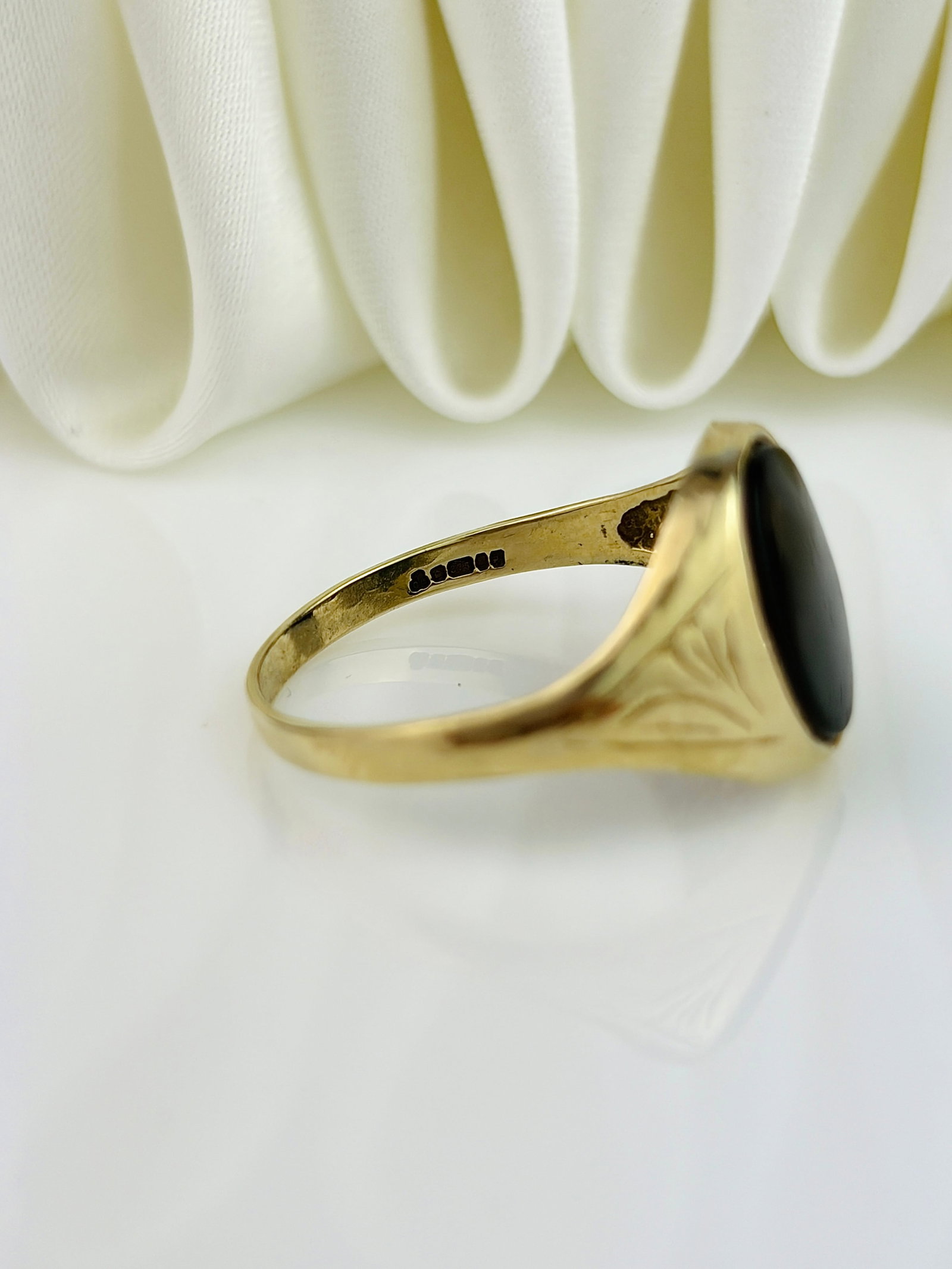 VINTAGE 9CT GOLD ONYX SIGNET RING - 4