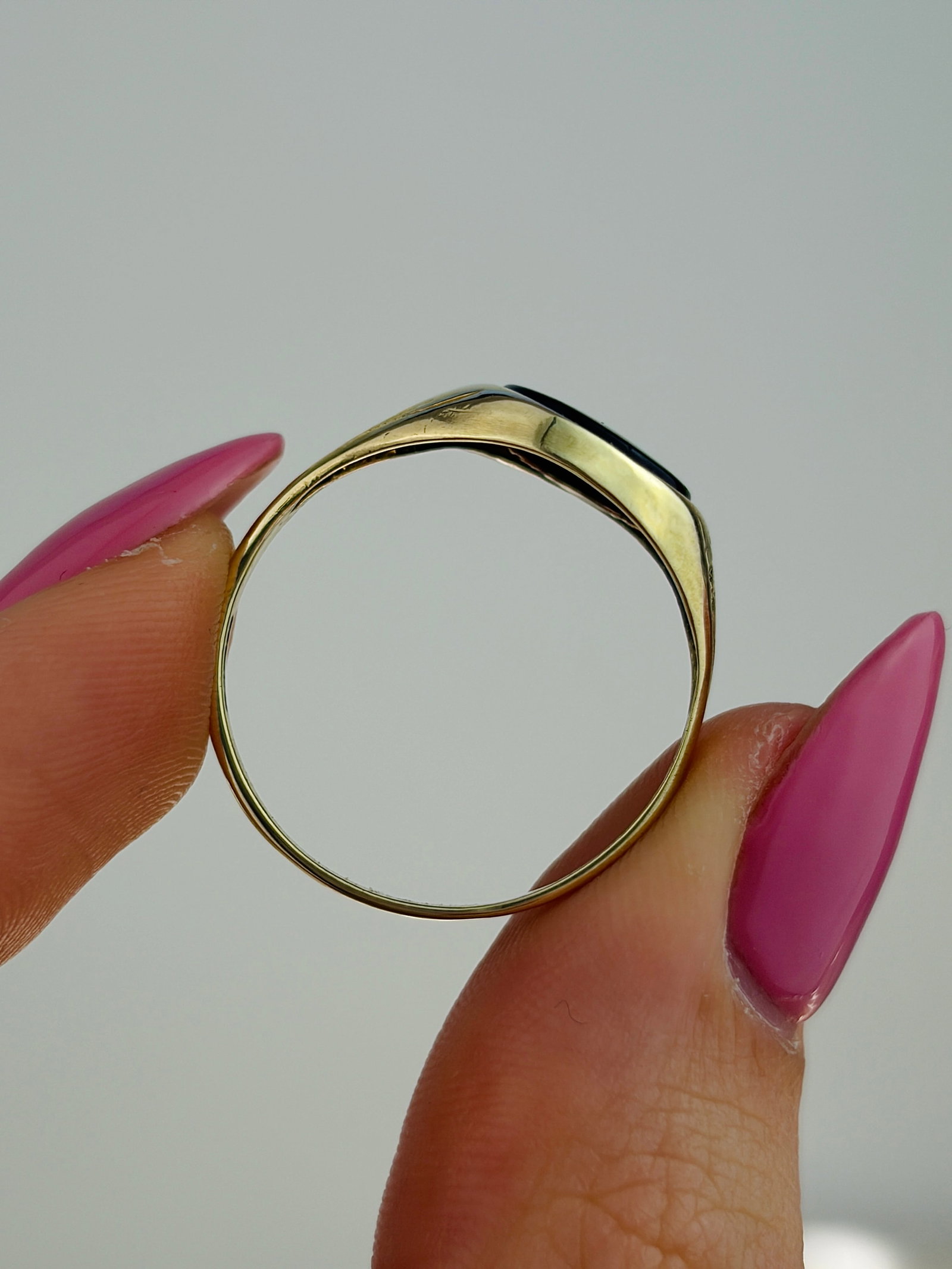 VINTAGE 9CT GOLD ONYX SIGNET RING - 6