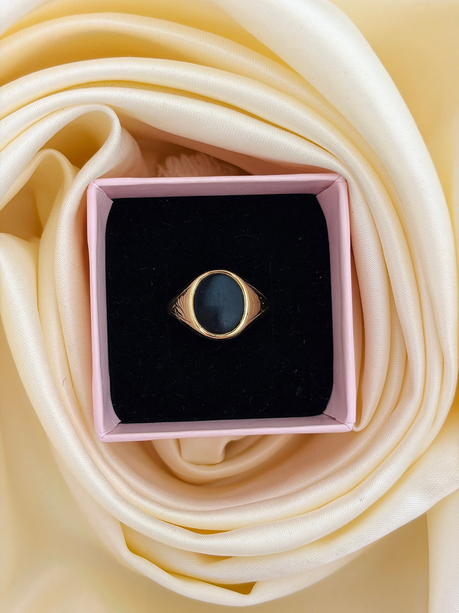 VINTAGE 9CT GOLD ONYX SIGNET RING - 7