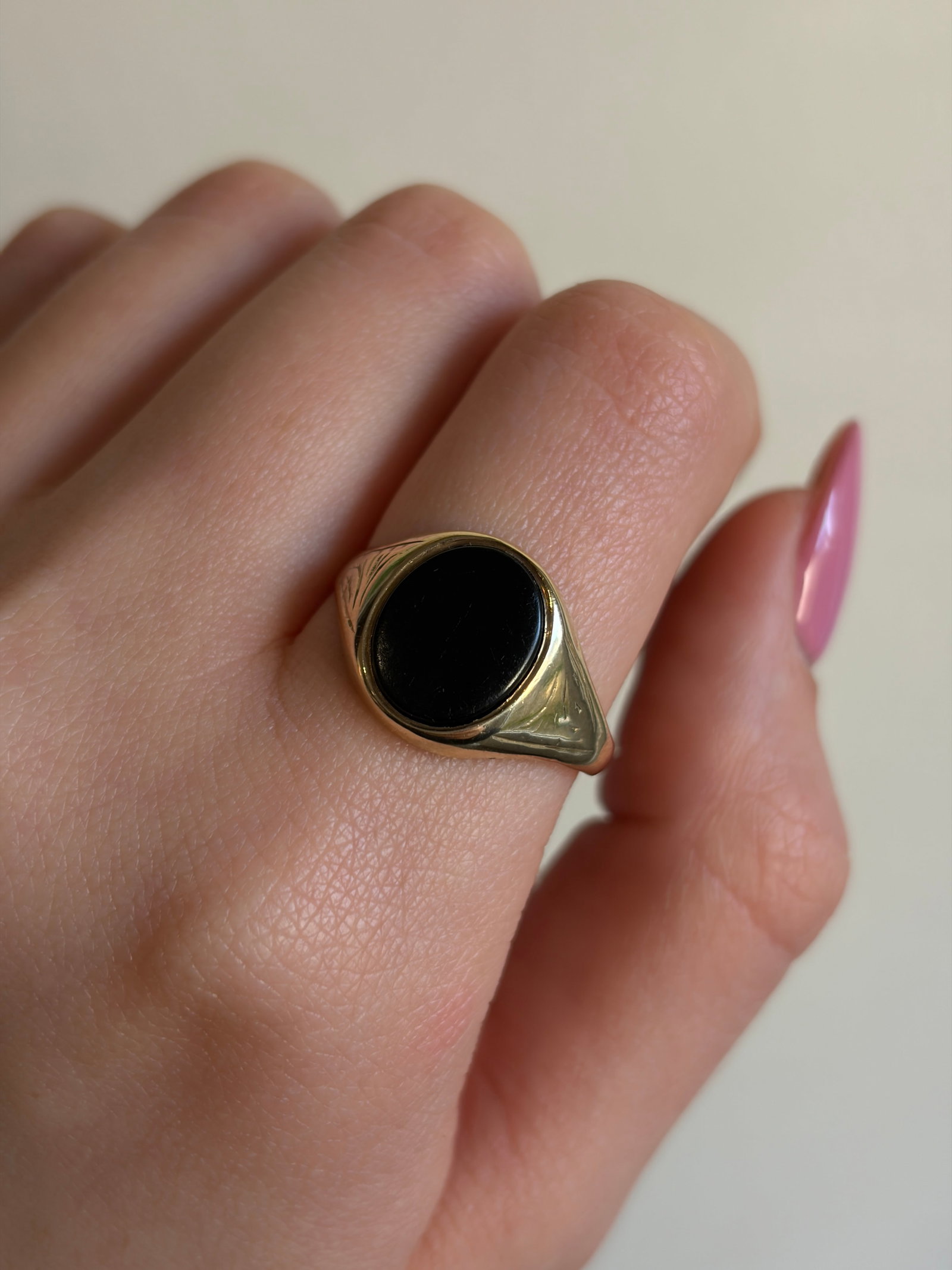 VINTAGE 9CT GOLD ONYX SIGNET RING - 9