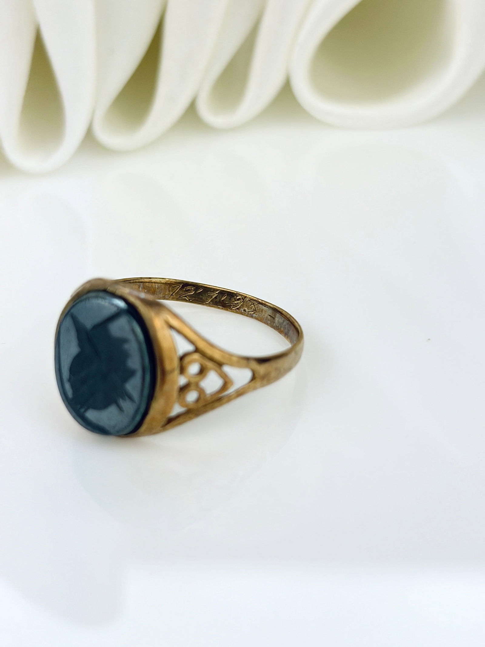 VINTAGE 9CT YELLOW GOLD HEMATITE ROMAN CENTURION INTAGLIO SIGNET RING - 4