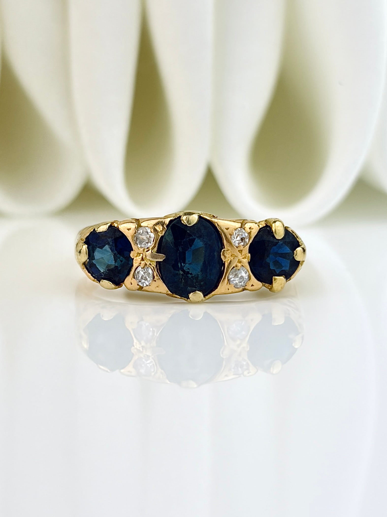 ANTIQUE C.1915 SAPPHIRE AND DIAMOND 5 STONE RING IN 18CT YELLOW GOLD: ANTIQUE C.1915 SAPPHIRE AND DIAMOND 5 STONE RING IN 18CT YELLOW GOLD Truly charming ring!