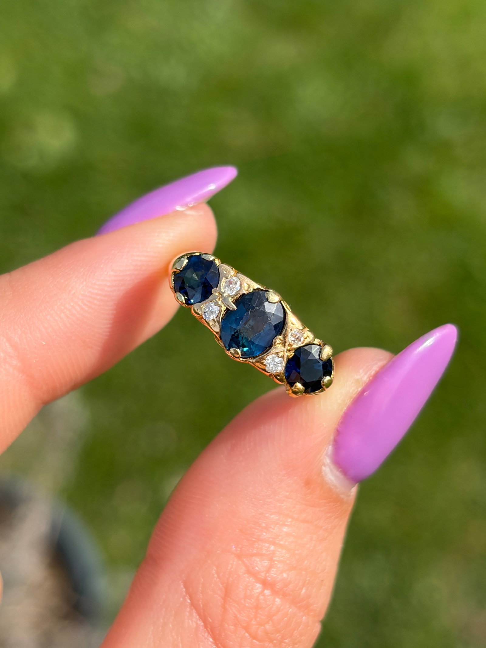 ANTIQUE C.1915 SAPPHIRE AND DIAMOND 5 STONE RING IN 18CT YELLOW GOLD - 2