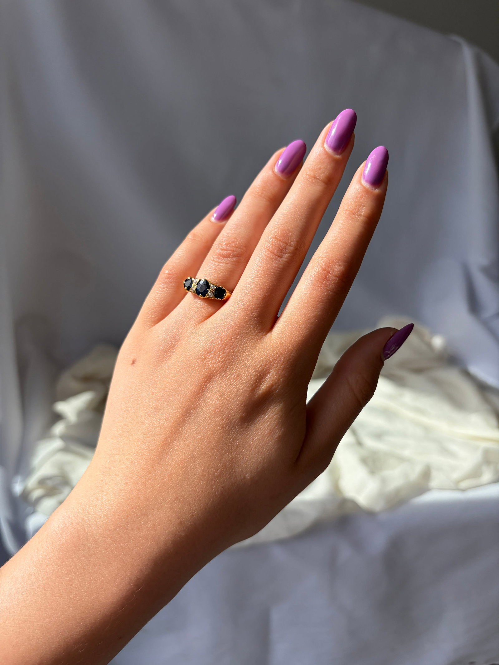 ANTIQUE C.1915 SAPPHIRE AND DIAMOND 5 STONE RING IN 18CT YELLOW GOLD - 3