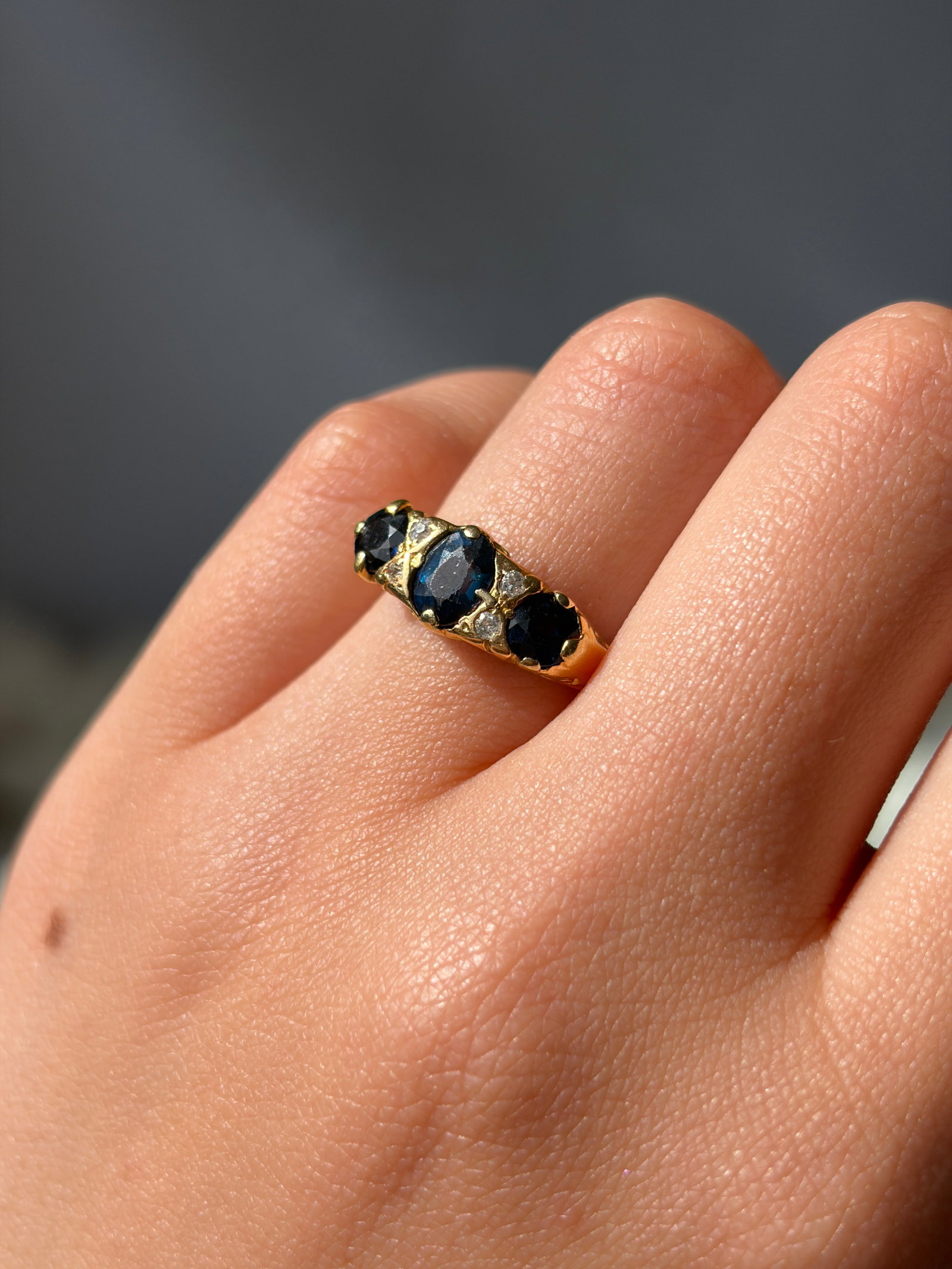ANTIQUE C.1915 SAPPHIRE AND DIAMOND 5 STONE RING IN 18CT YELLOW GOLD - 4