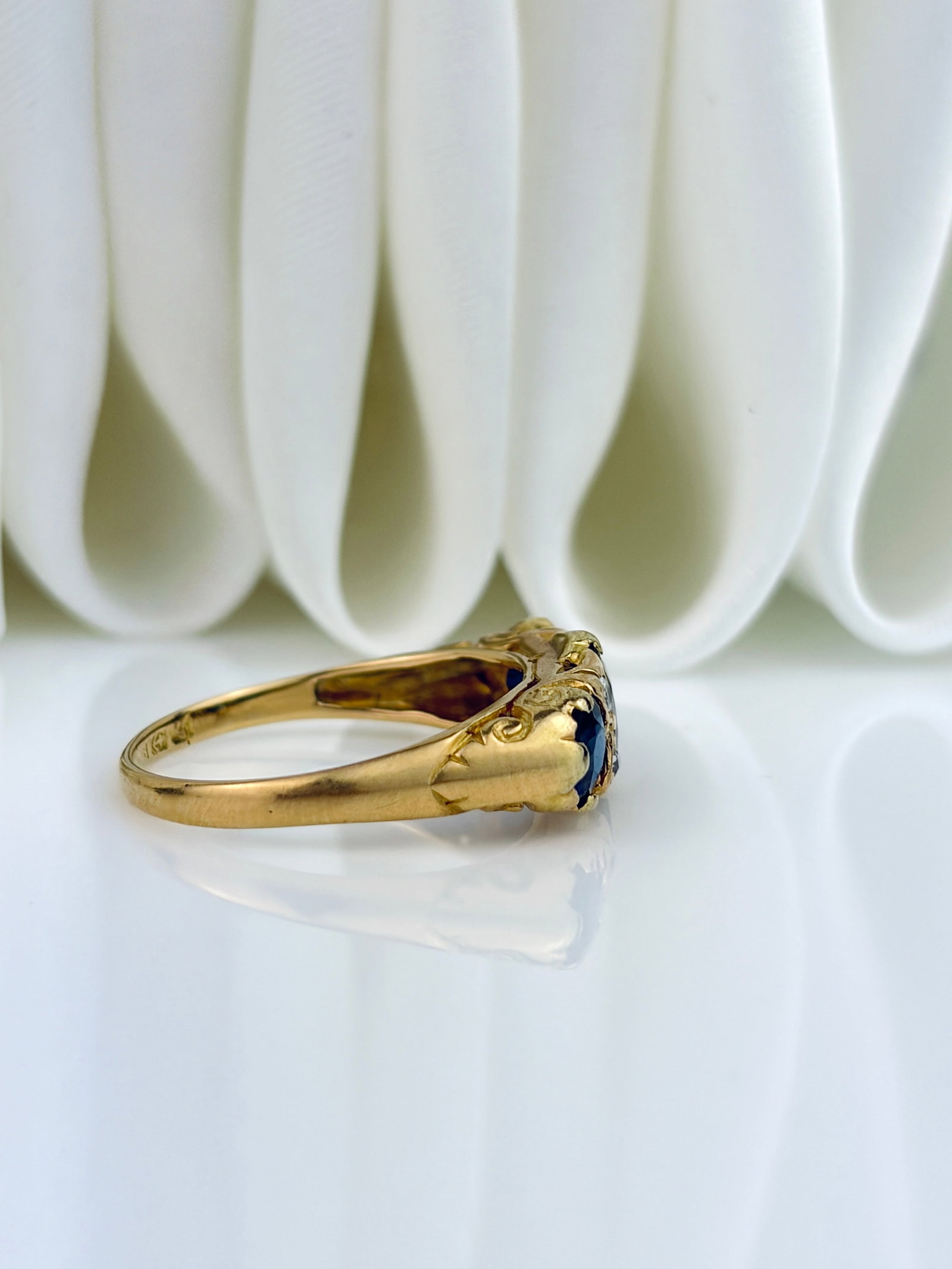 ANTIQUE C.1915 SAPPHIRE AND DIAMOND 5 STONE RING IN 18CT YELLOW GOLD - 5