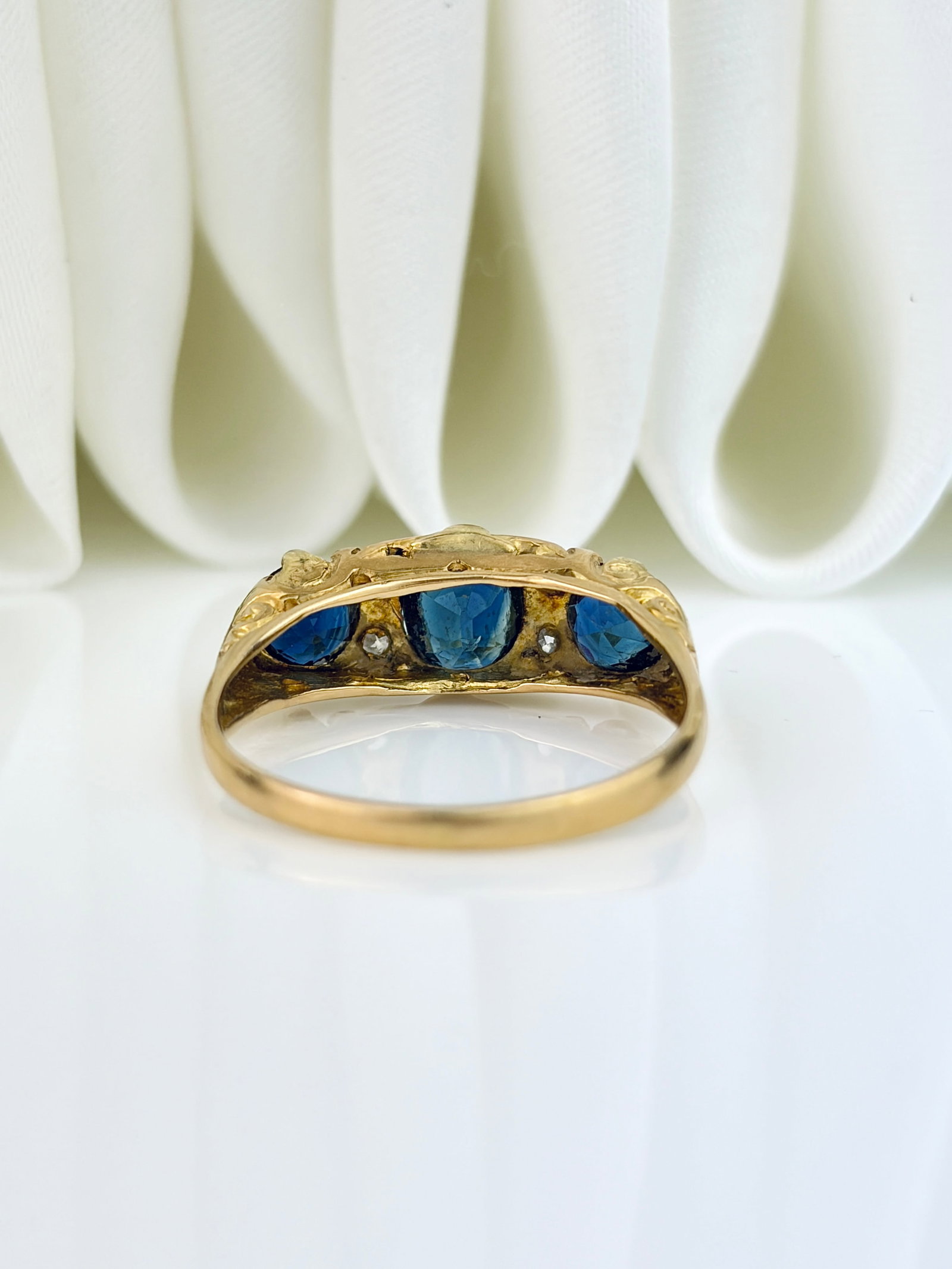 ANTIQUE C.1915 SAPPHIRE AND DIAMOND 5 STONE RING IN 18CT YELLOW GOLD - 6