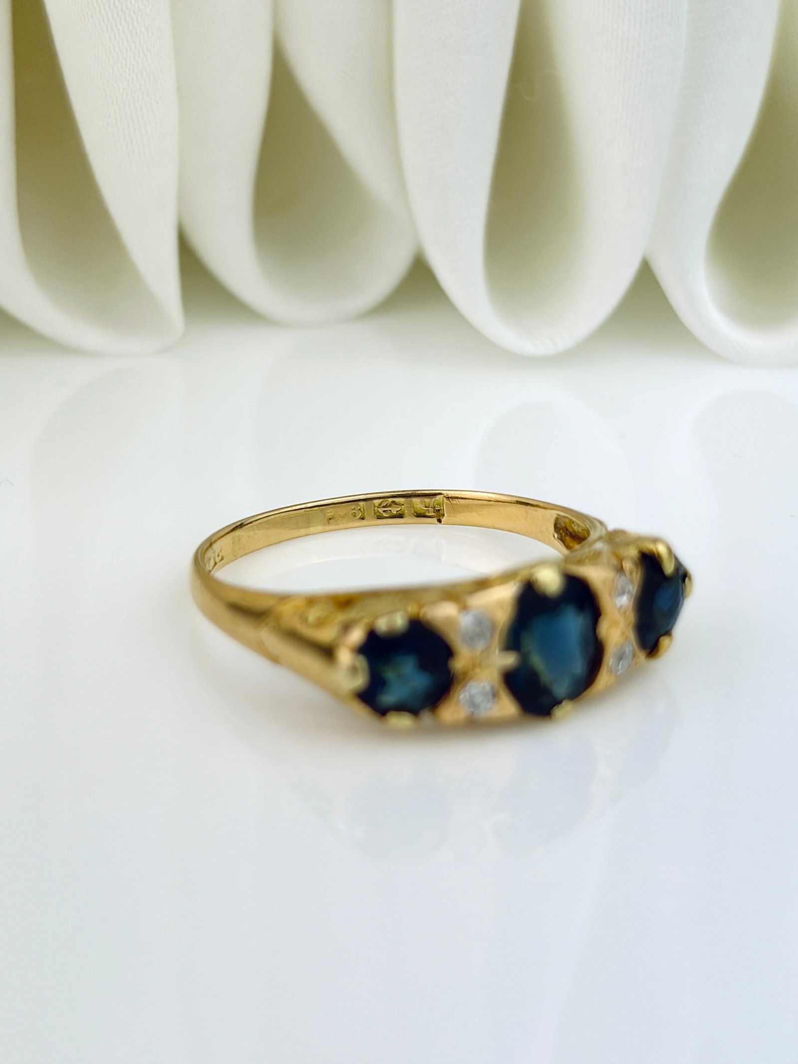 ANTIQUE C.1915 SAPPHIRE AND DIAMOND 5 STONE RING IN 18CT YELLOW GOLD - 7