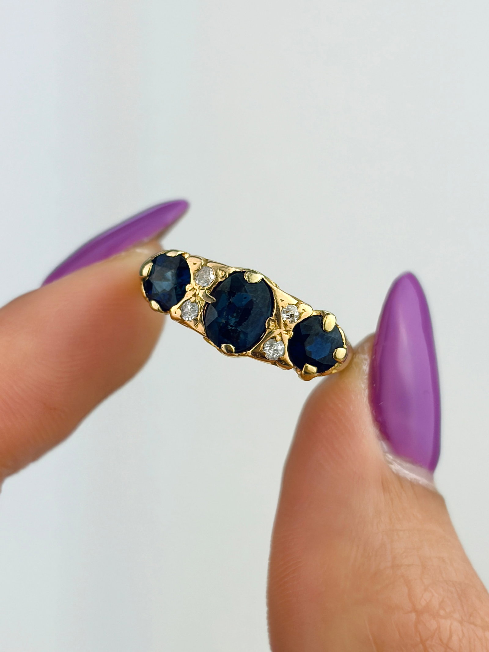 ANTIQUE C.1915 SAPPHIRE AND DIAMOND 5 STONE RING IN 18CT YELLOW GOLD - 8