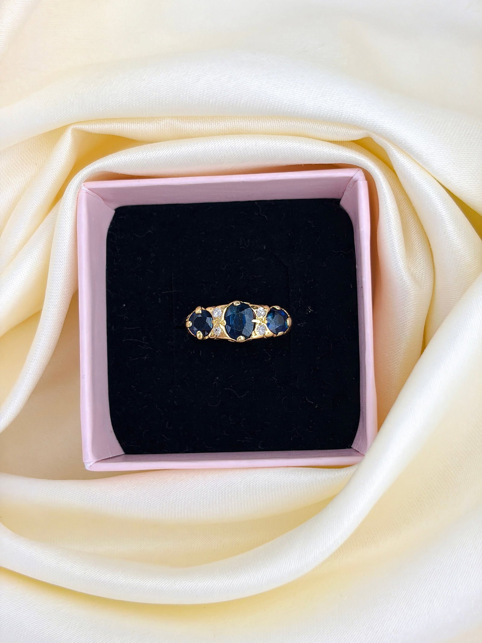 ANTIQUE C.1915 SAPPHIRE AND DIAMOND 5 STONE RING IN 18CT YELLOW GOLD - 9