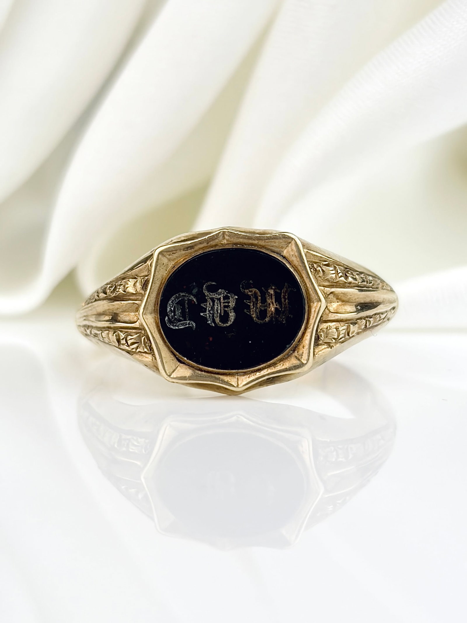 ANTIQUE VICTORIAN ERA 'CBW' BLOODSTONE SIGNET RING IN GOLD: ANTIQUE VICTORIAN ERA 'CBW' BLOODSTONE SIGNET RING IN GOLD Such a wonderfully made piece!
