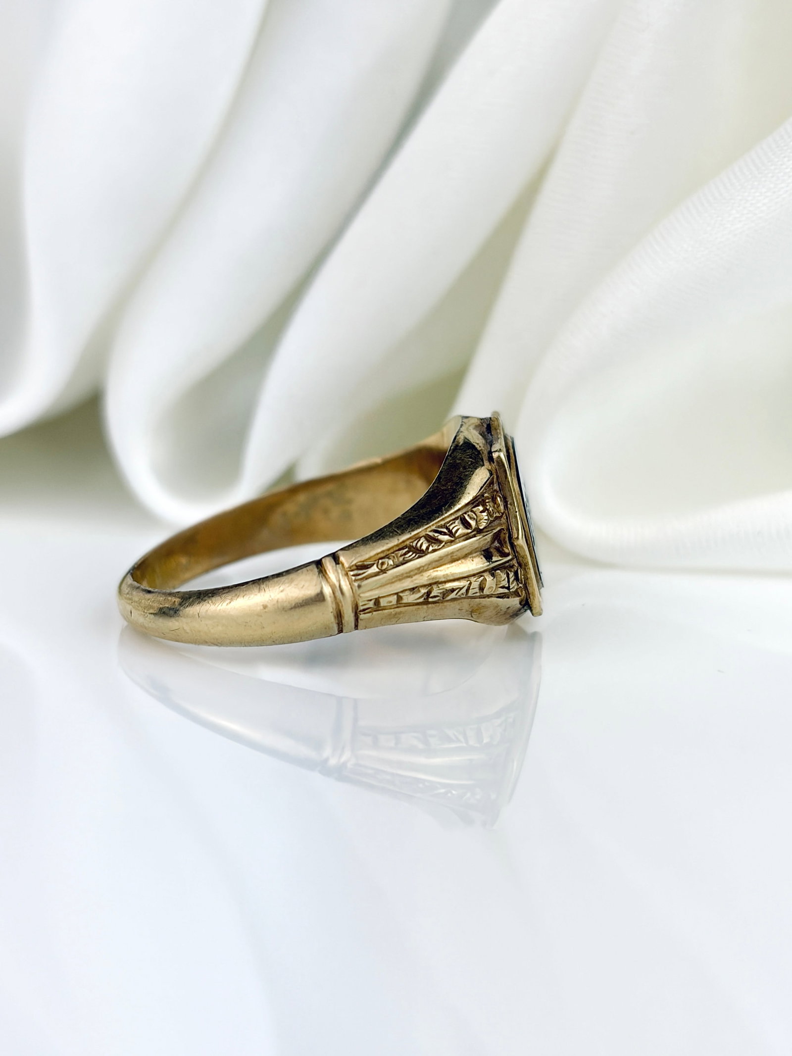 ANTIQUE VICTORIAN ERA 'CBW' BLOODSTONE SIGNET RING IN GOLD - 2