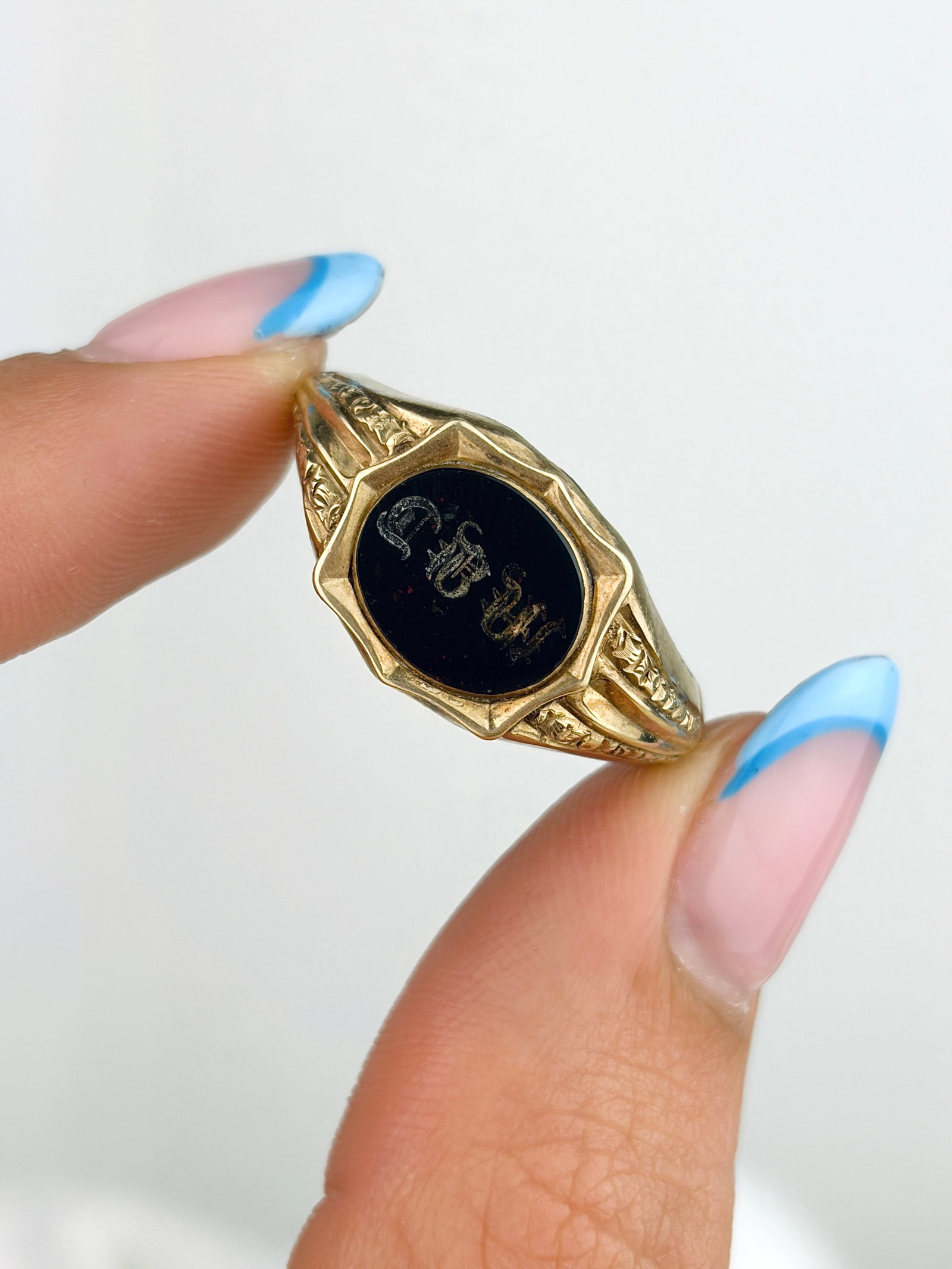 ANTIQUE VICTORIAN ERA 'CBW' BLOODSTONE SIGNET RING IN GOLD - 5